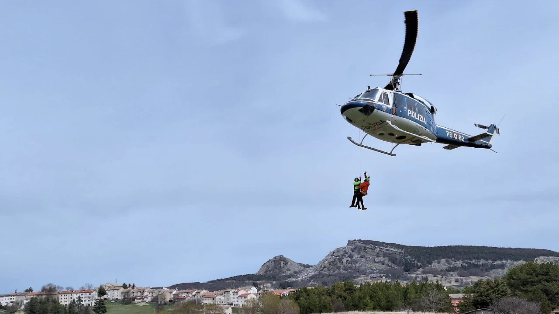 Il Corpo Nazionale Soccorso Alpino e Speleologico si e’ esercitato in volo in Alto Molise. Utilizzato un elicottero della Polizia Di Stato.