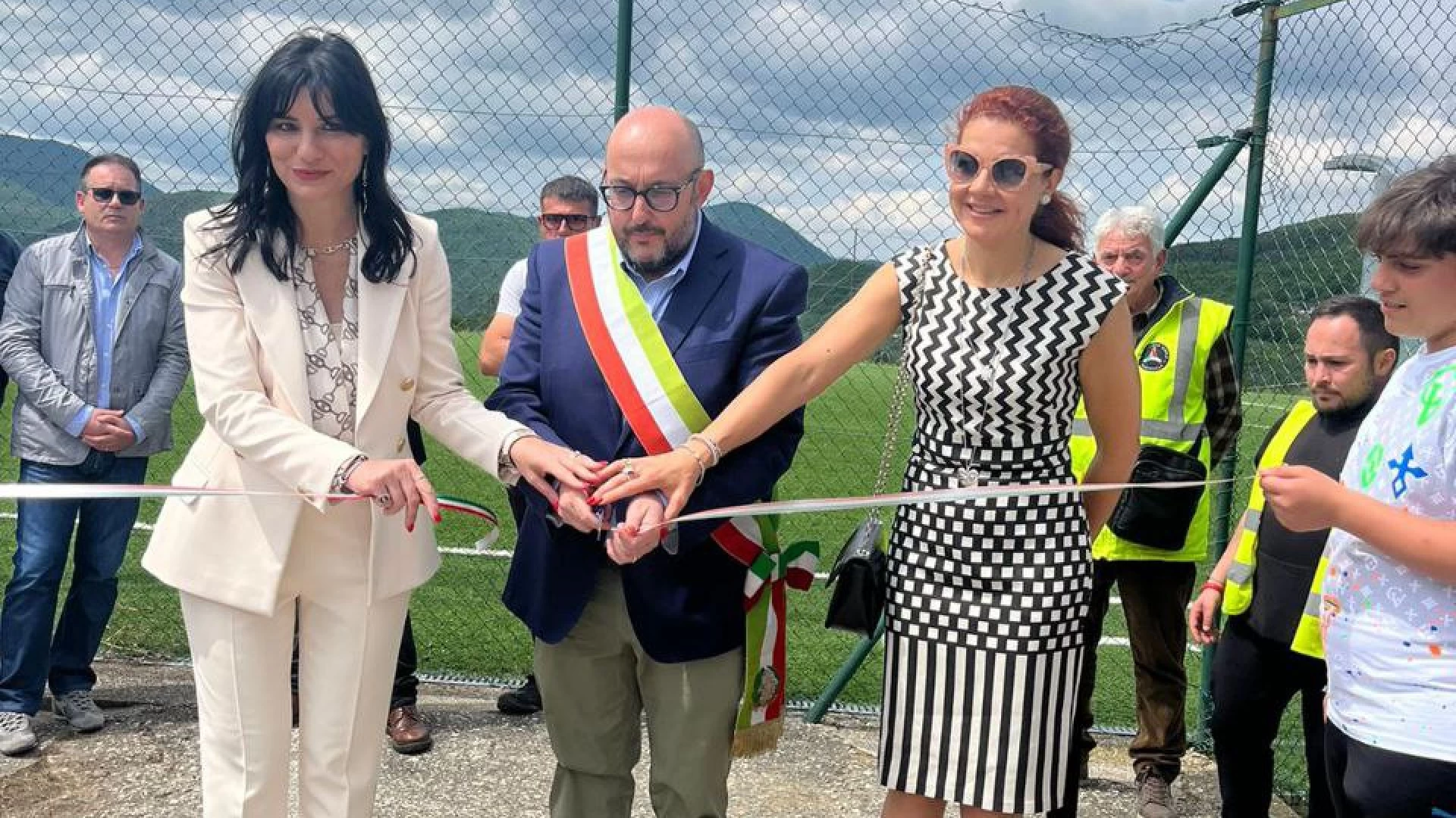 Fornelli: inaugurato il nuovo campo da tennis comunale. Presenti istituzioni locali e i giovani studenti del territorio.
