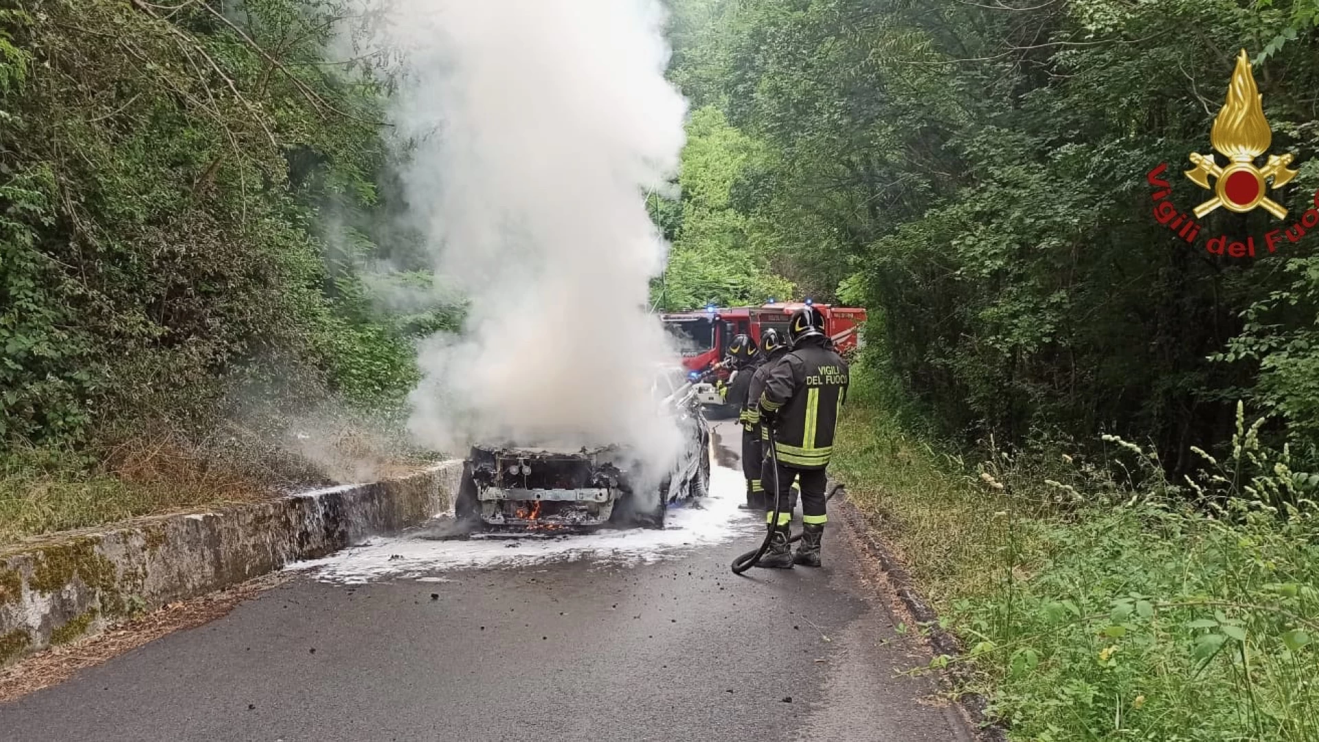 Carpinone: auto va a fuoco per guasto meccanico. Miracolati due turisti diretti alle Cascate.