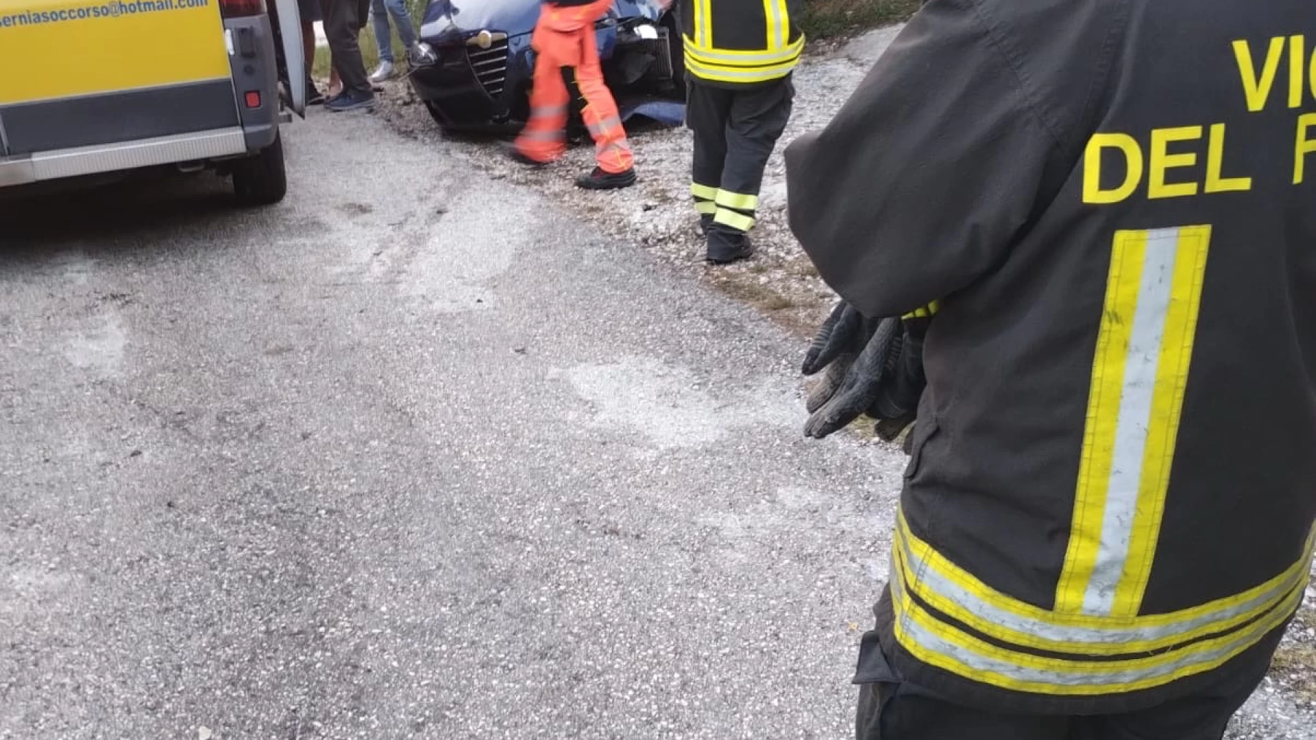 Statale 17, auto esce fuori strada. Intervengono i Vigili del Fuoco di Isernia.