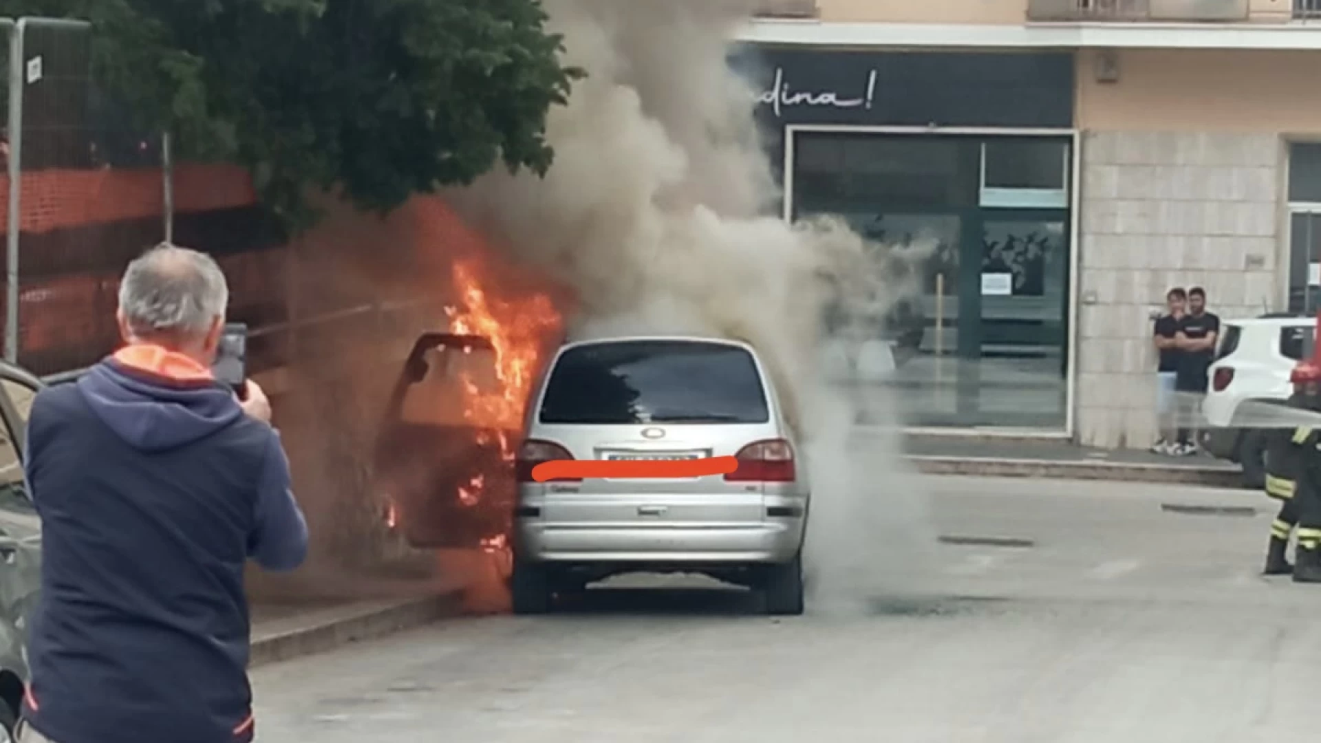 Isernia: auto a fuoco in pieno centro città. Intervento dei Vigili del Fuoco