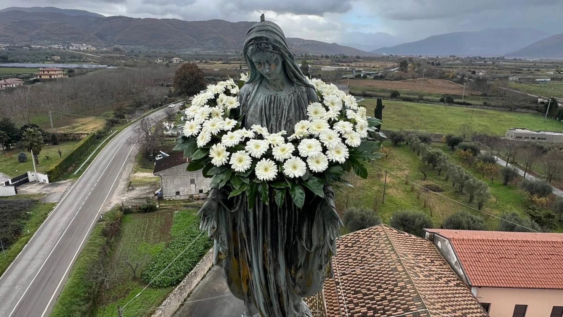 Venafro: i Vigili del Fuoco omaggiano la statua della Madonna posta in cima al convento di San Nicandro.