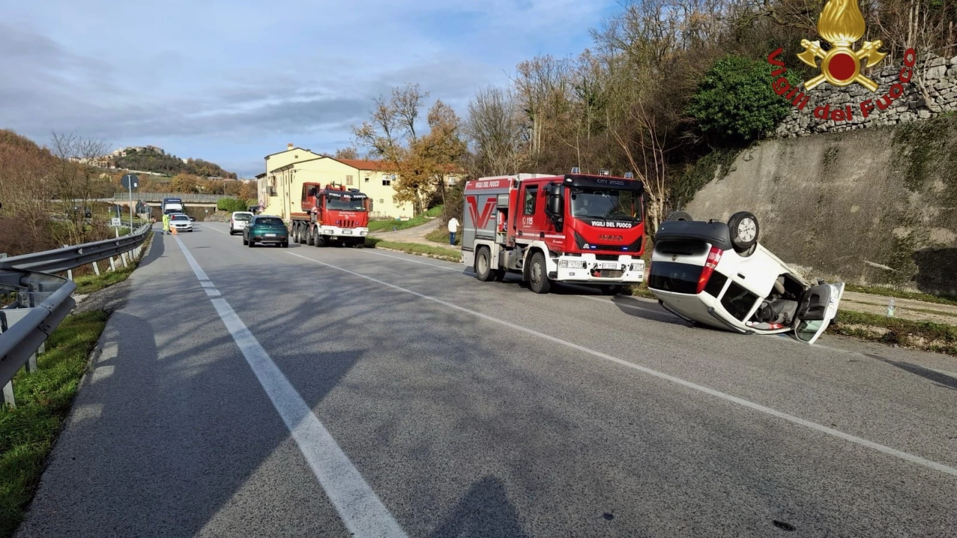 Statale 17: automobilista si ribalta all'altezza del Bivio di Pettoranello. Intervento dei Vigili del Fuoco di Isernia.