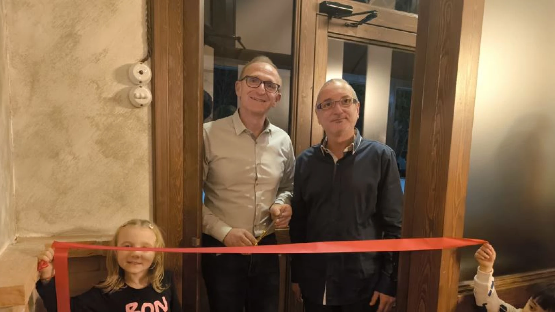 A Macchia d’Isernia riapre la “Vecchia Taverna”. Il ristorante – pizzeria punta su tradizione e tipicità locali. Il taglio del nastro nella serata di giovedì. GUARDA IL SERVIZIO.