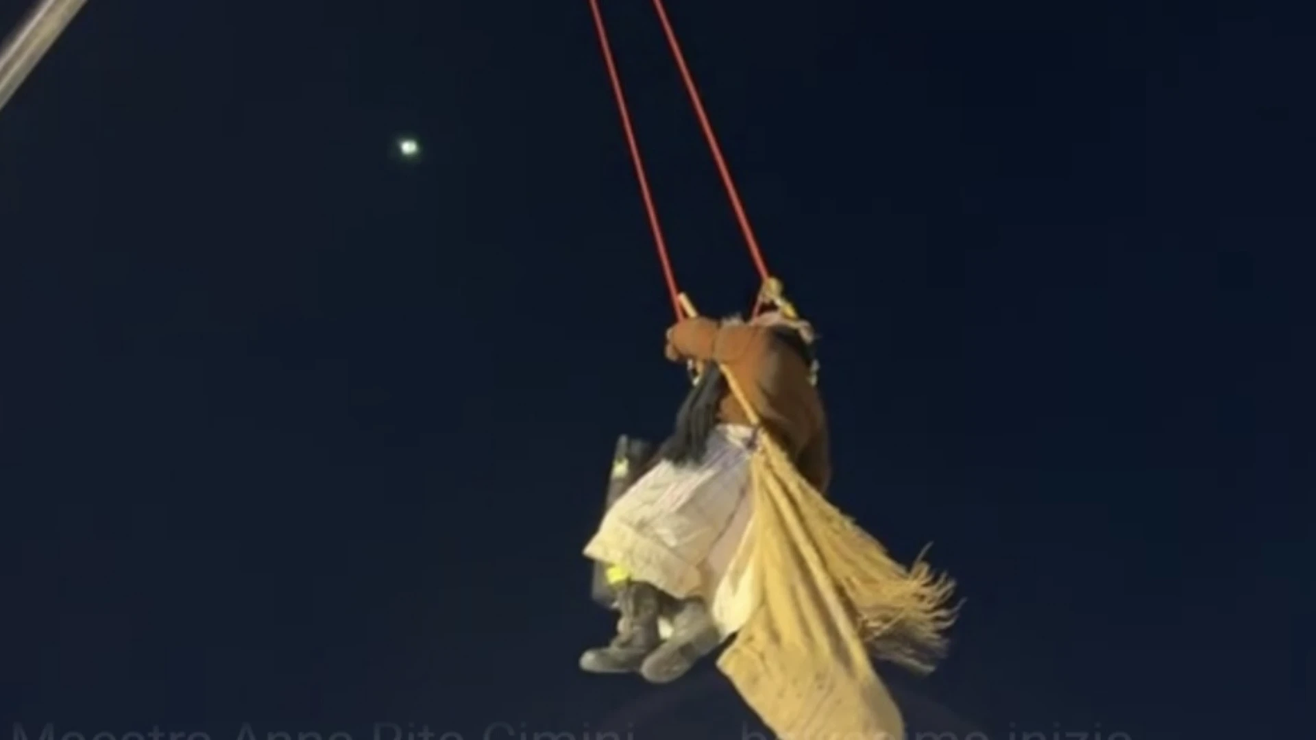 Castel Di Sangro: la Befana arriva dal cielo in Piazza Plebiscito.