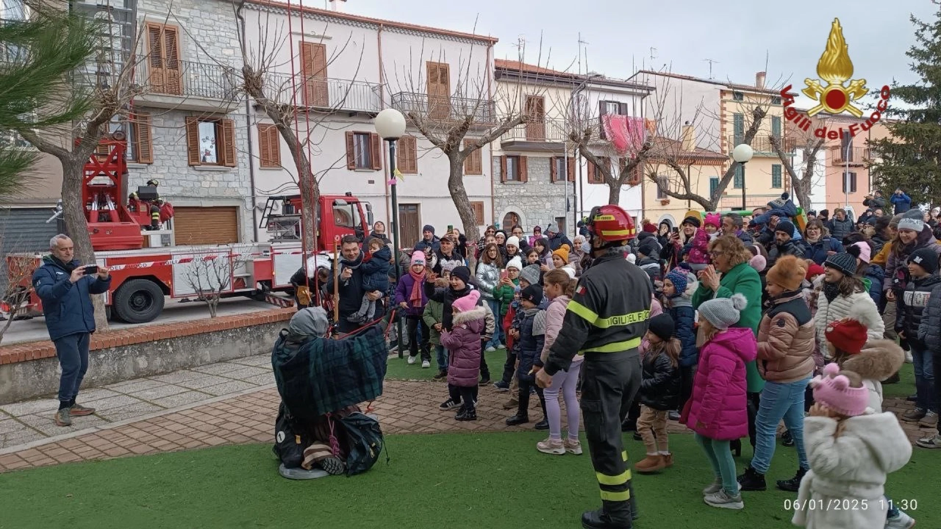 Agnone: la Befana arriva dal cielo grazie ai Vigili del Fuoco di Isernia.