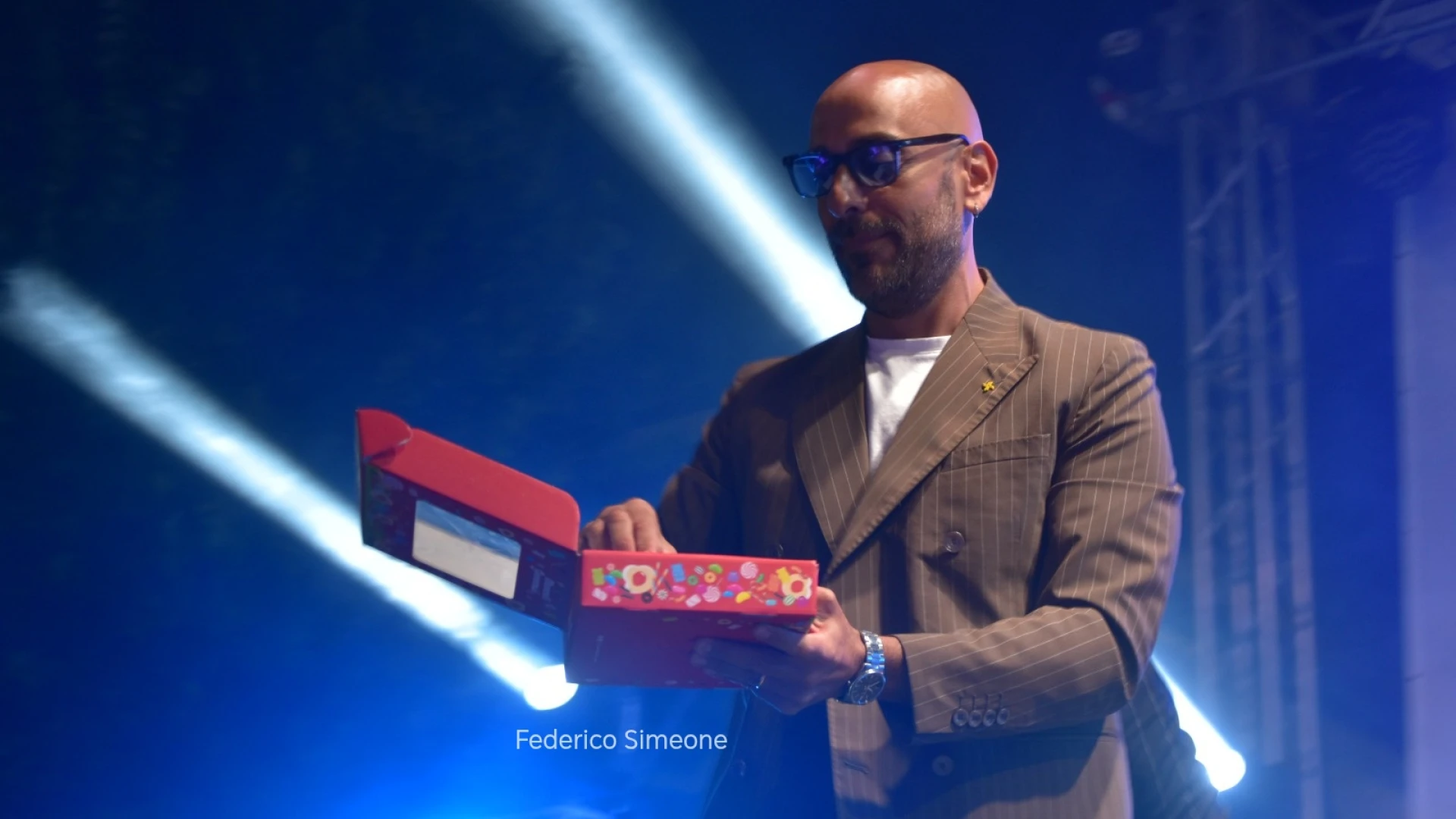 Decibel Bellini omaggia la folla con i prodotti Momenti Gommosi