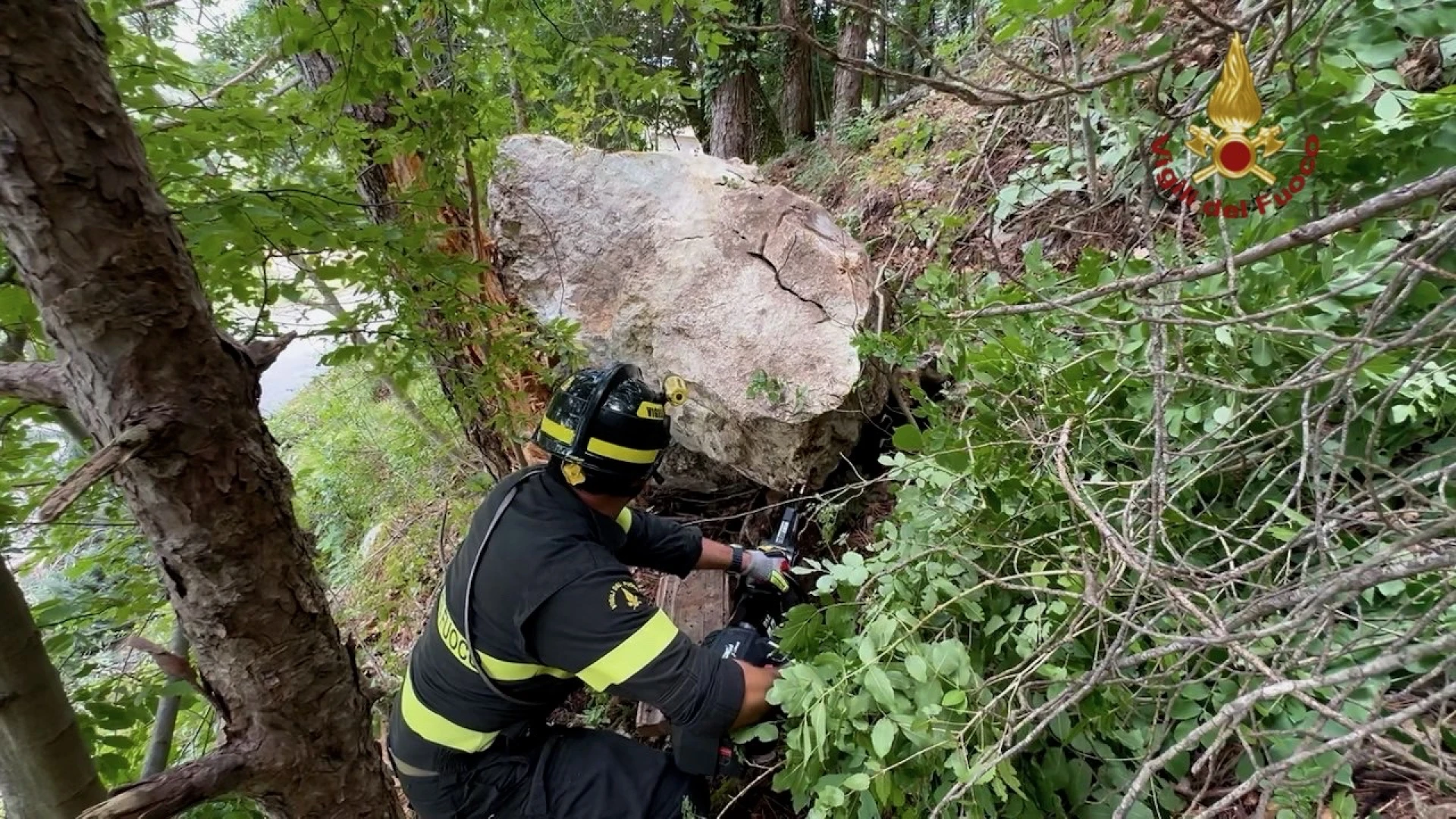Pizzone: caduta di massi sulla strada Provinciale 31, intervento dei Vigili del Fuoco