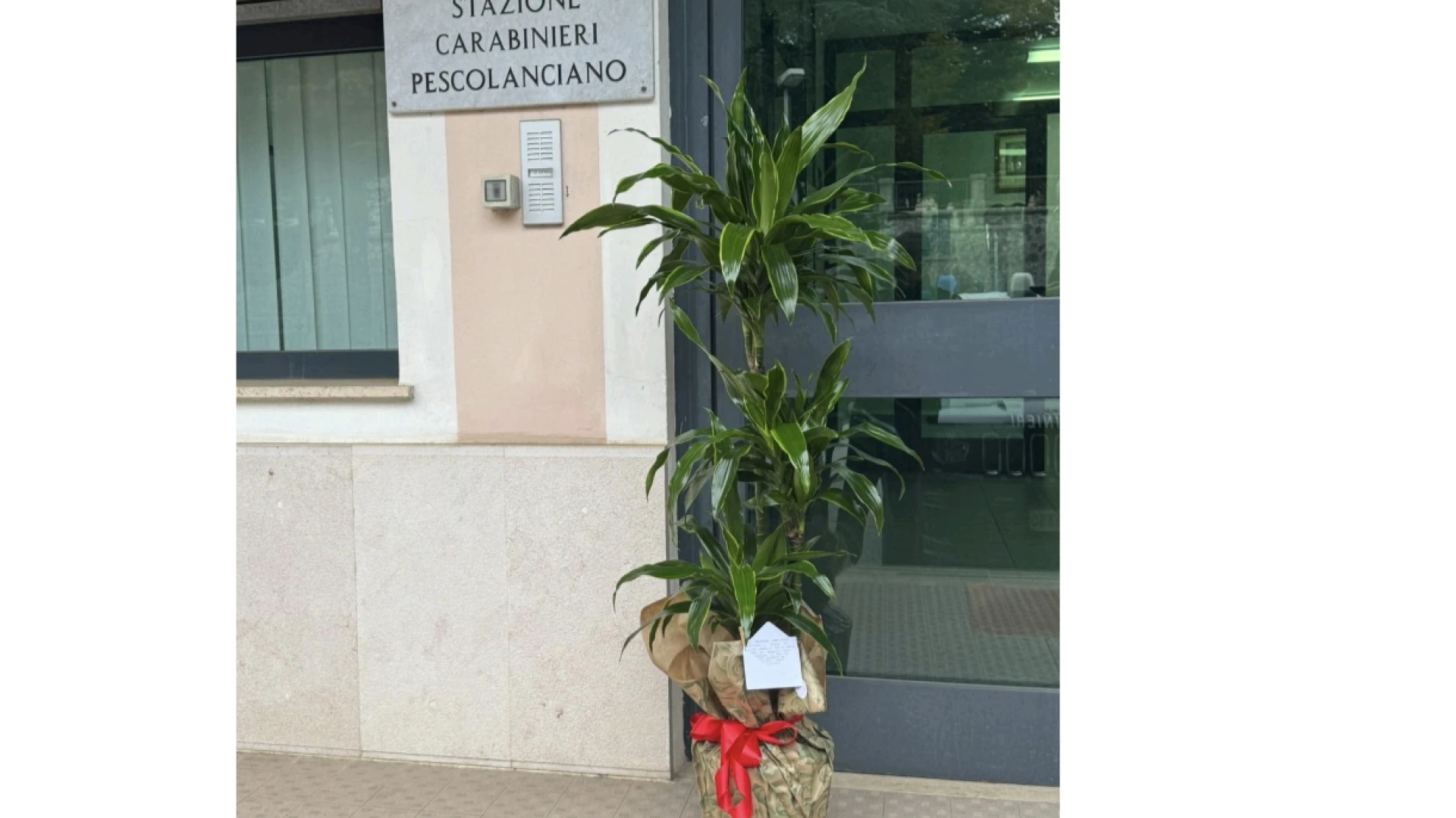 Fiori e messaggi di cordoglio fuori le Caserme dei Carabinieri per la morte dei tre Carabinieri a Castel D'Azzano