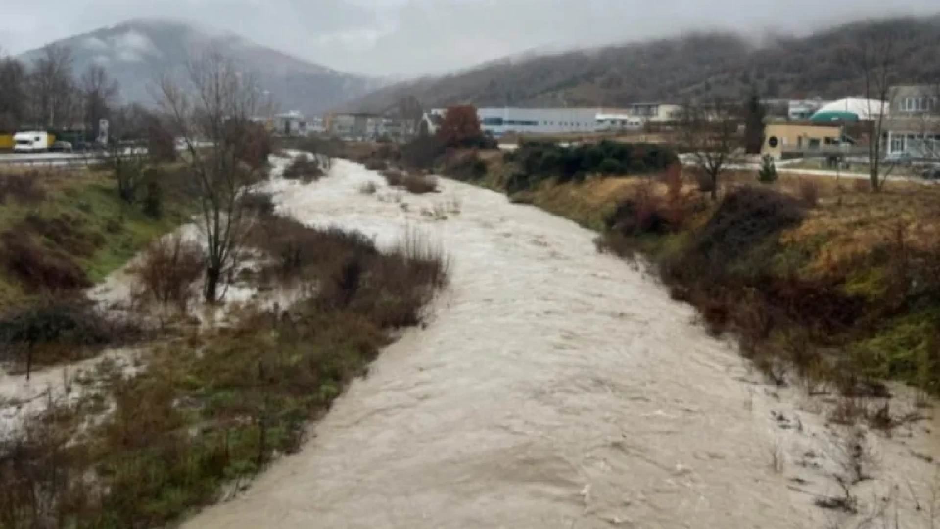 Maltempo in Abruzzo: superato il livello di guardia del fiume Aterno. Attivato lo stato di pre-allerta per i Comuni della Valle dell’Aterno