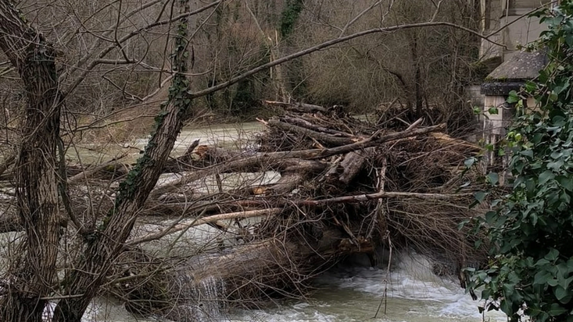 Roccaravindola, la Protezione Civile comunale monitora il Volturno dopo il maltempo: segnalata un’ostruzione nei pressi di un ponte