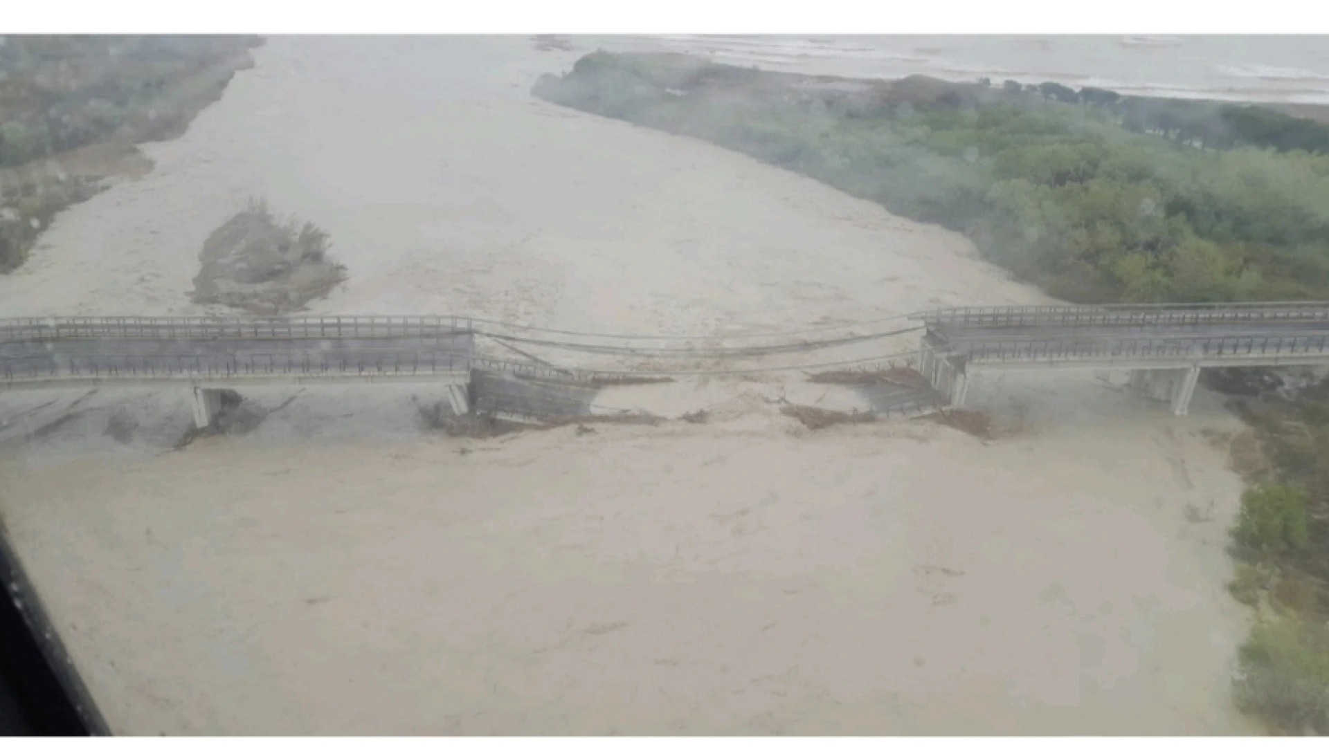La nota della Procura di Larino sul crollo del ponte a Montenero Di Bisaccia. Sul ponte erano in transito due auto, una coinvolta nel crollo.