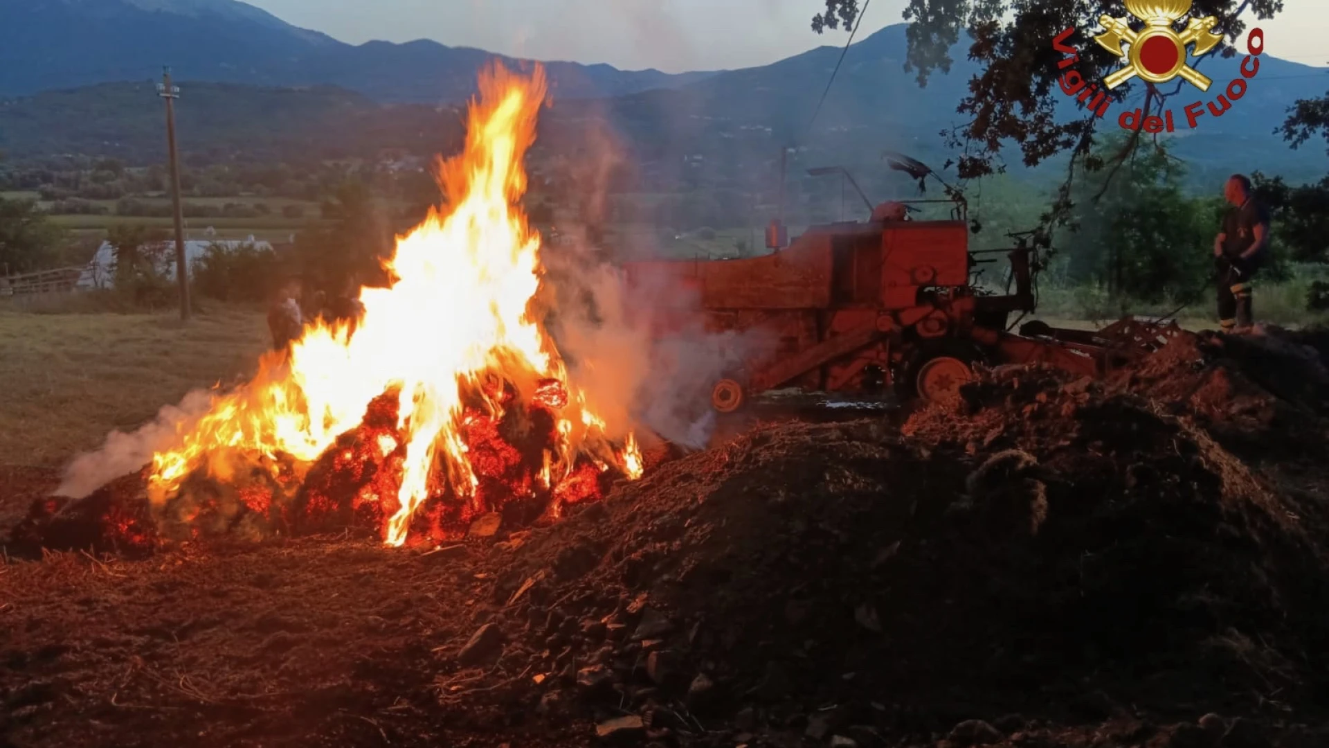 Macchiagodena: incendio a Mietitrebbia, intervengono i Vigili del Fuoco di Isernia.