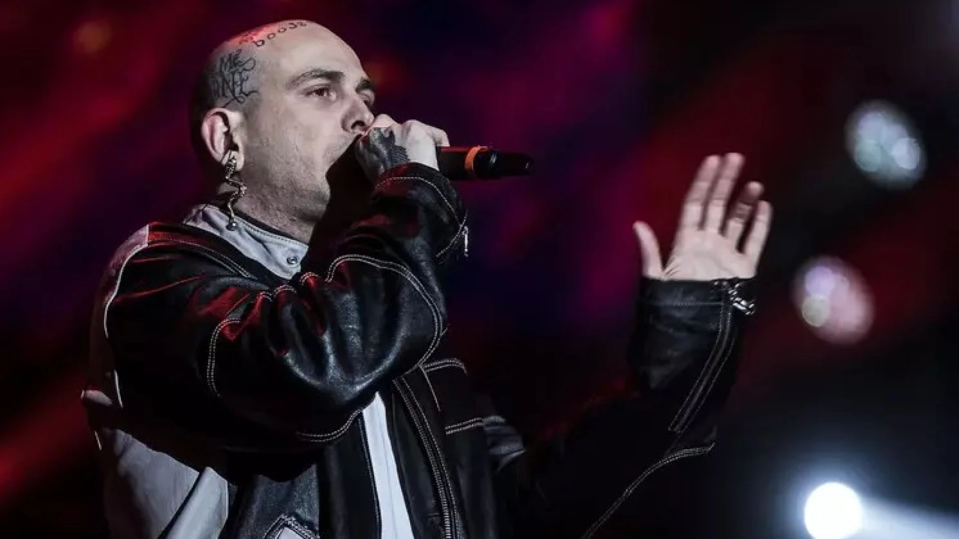 Insulti contro la polizia al concerto, bufera su Gemitaiz