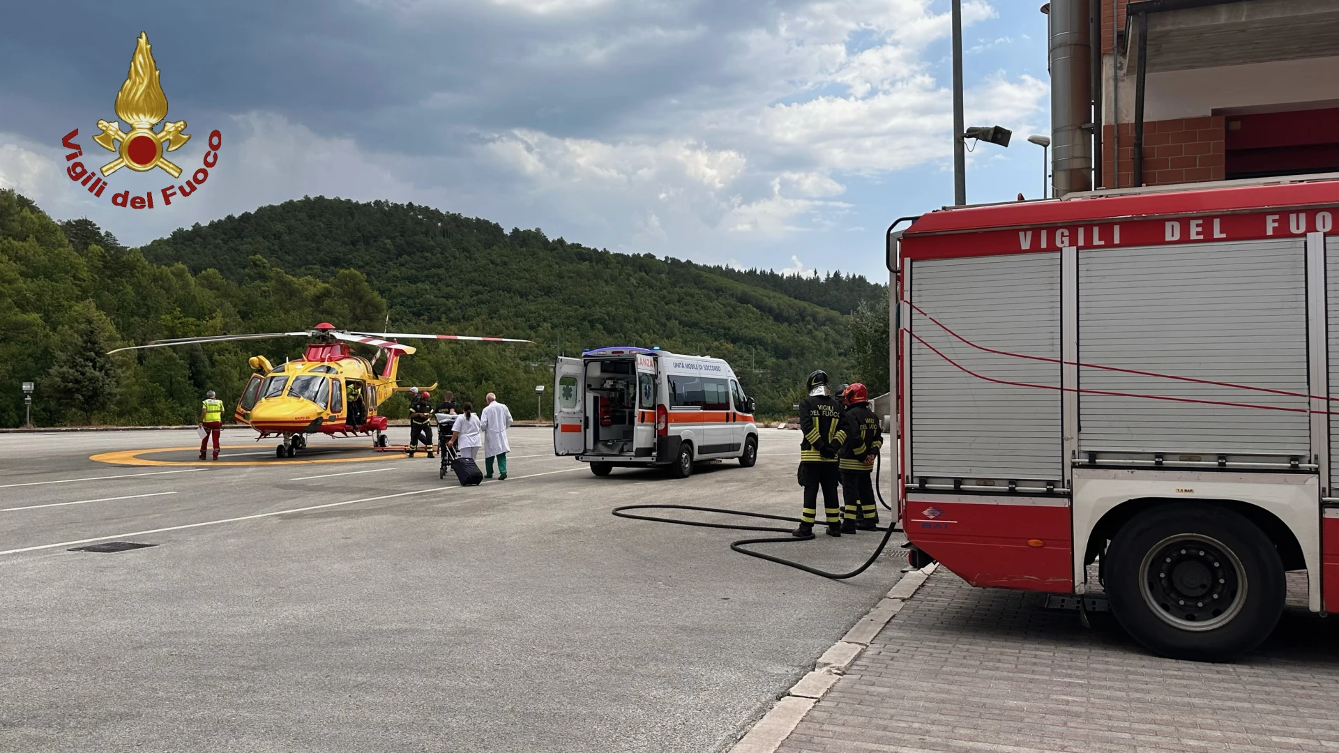 Isernia: intervento dei Vigili del Fuoco per consentire atterraggio di un elicottero sanitario nel piazzale della Caserma.
