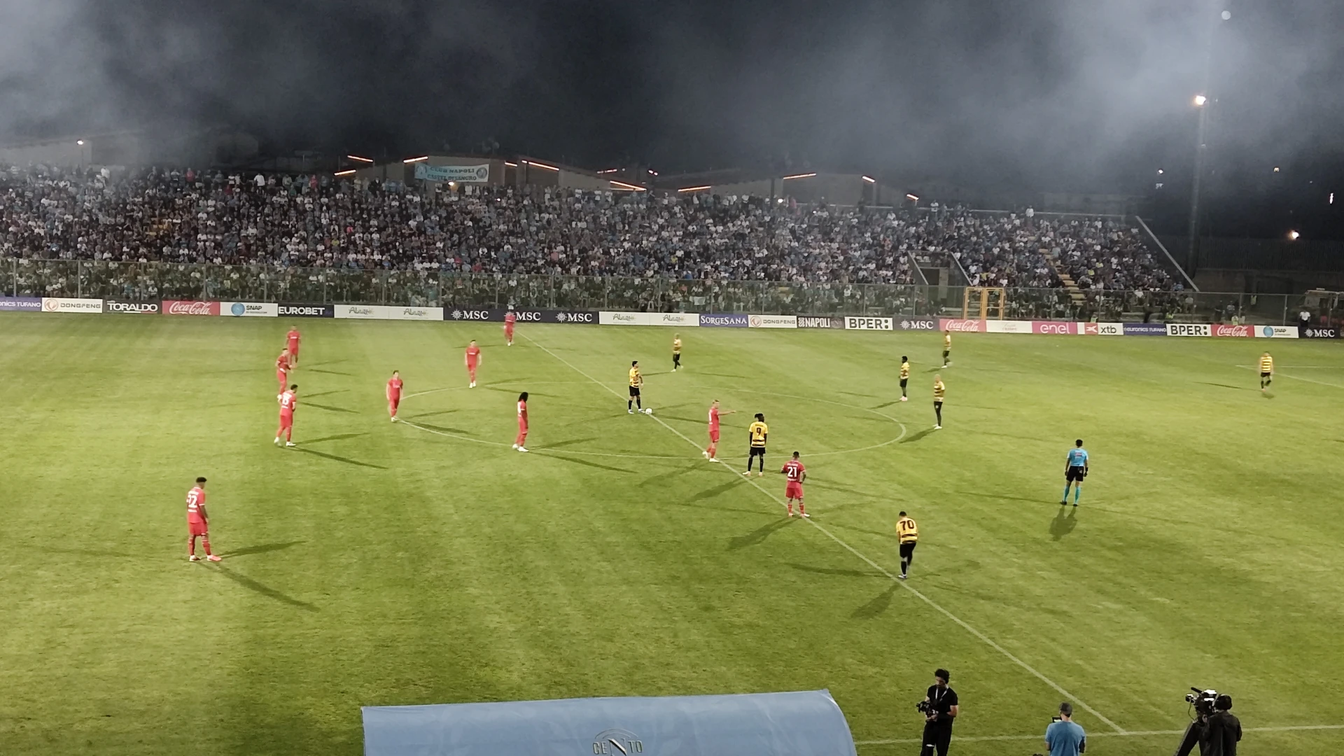 Castel Di Sangro: Napoli-Aris Thessaloniki termina 6 a 2.  Ultima amichevole degli azzurri a Castel Di Sangro. La squadra si presenta al pubblico.