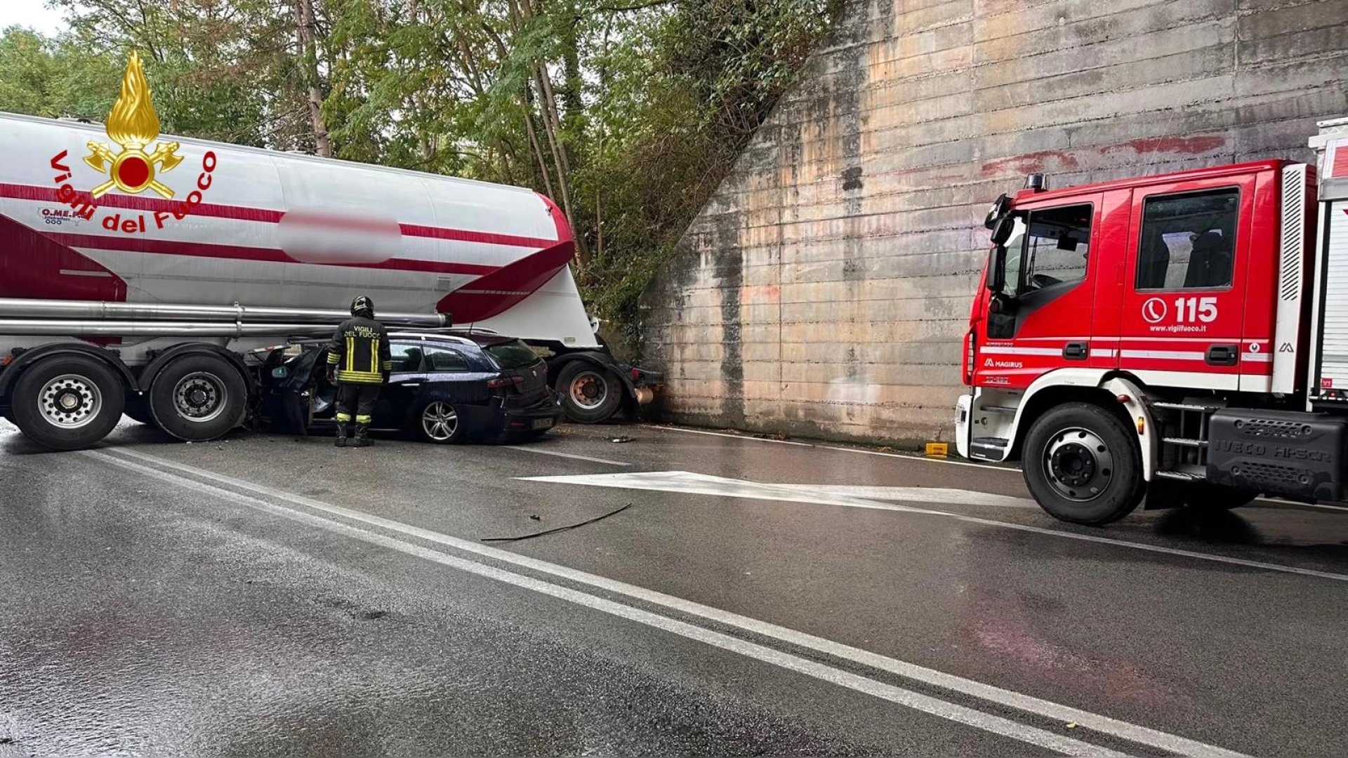 Isernia: incidente stradale sulla 95 Venafrana. Coinvolti cisterna e autotreno. Intervento dei Vigili del Fuoco.