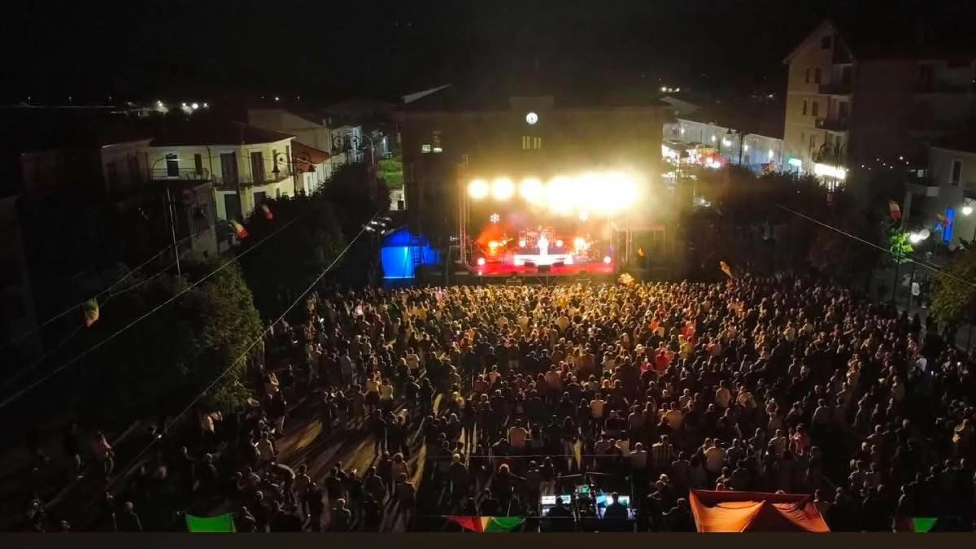 Gioia dei Marsi: piazza Gremita per il concerto di Enrico Nigiotti.