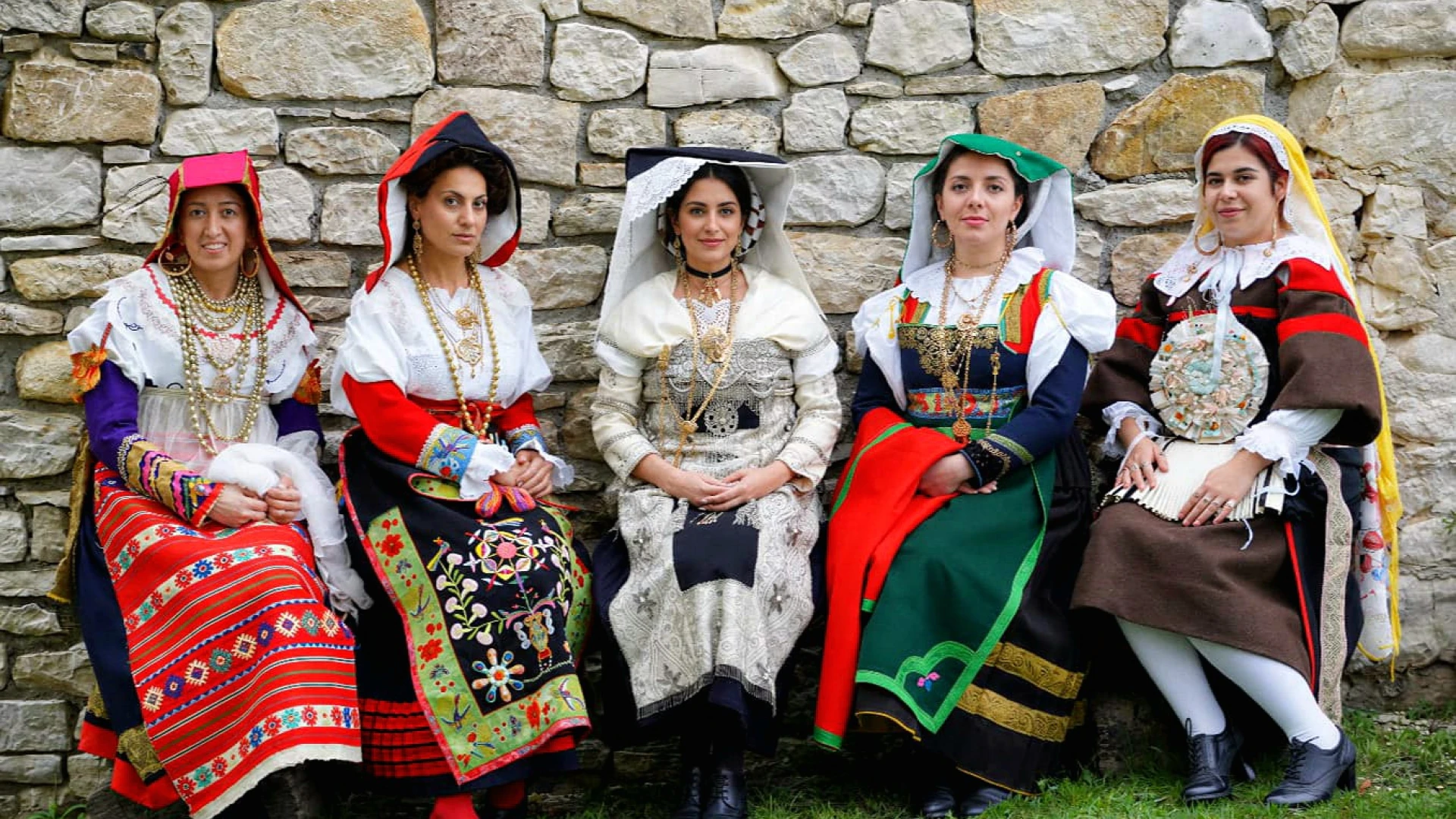 I Costumi molisani in trasferta in Sardegna. Il Muves in bella mostra a Bestiris e Prendas.