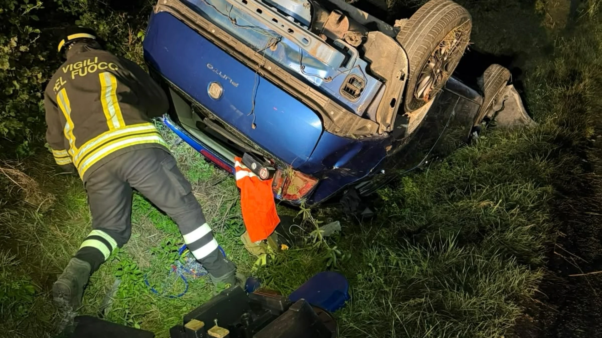 Venafro: auto si ribalta nella notte. Intervento dei Vigili del Fuoco.