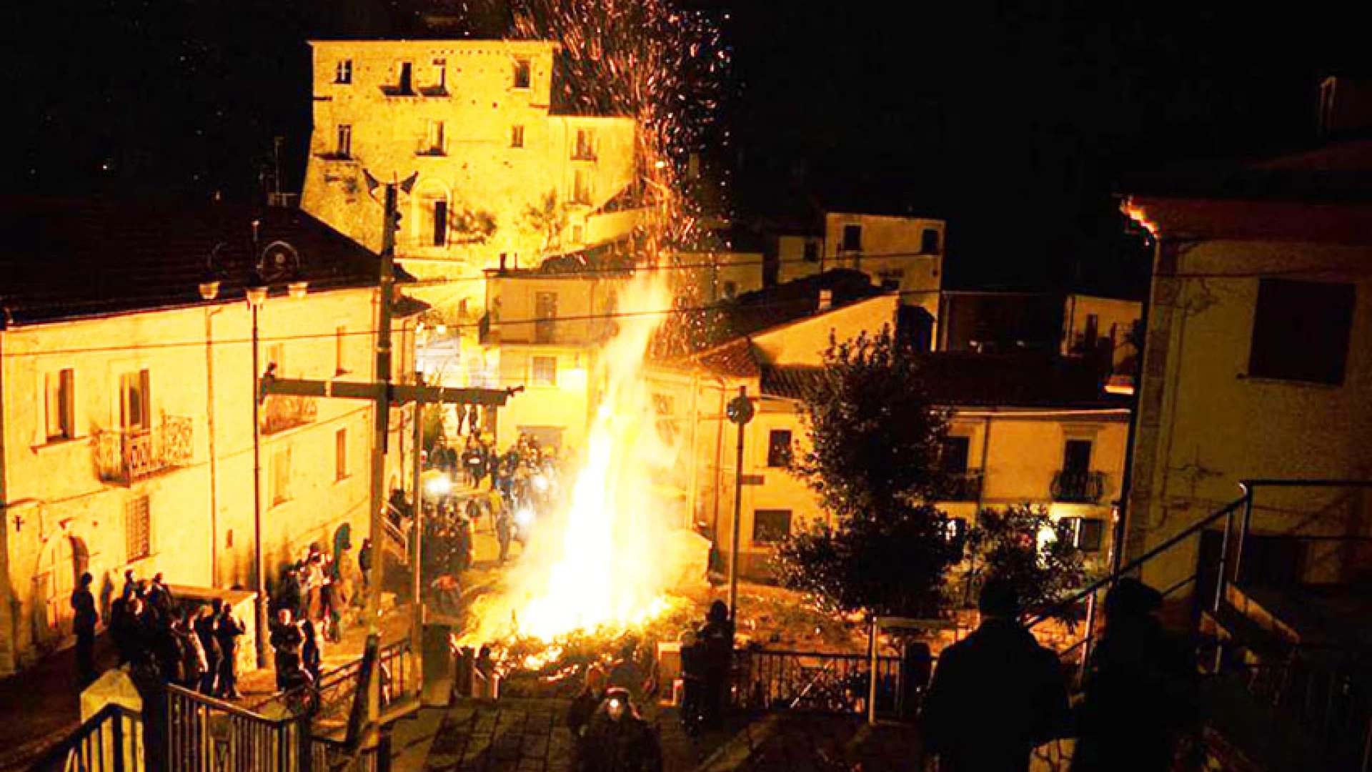Acquaviva d’Isernia: il fuoco dei ginepri di Sant’Anastasio illumina il paese. Anche quest’anno tradizione rispettata.