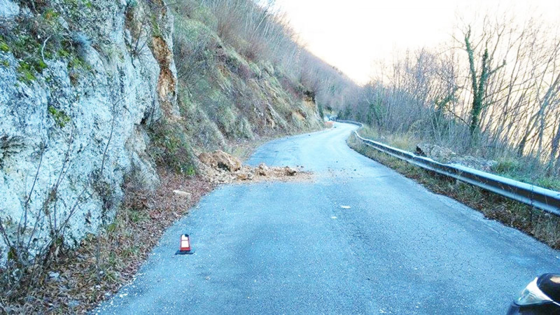 Viabilità: strada provinciale Filignano-Lagoni, la Provincia interviene per rimuovere i massi caduti dalla parete rocciosa. Si resta in attesa di fondi.