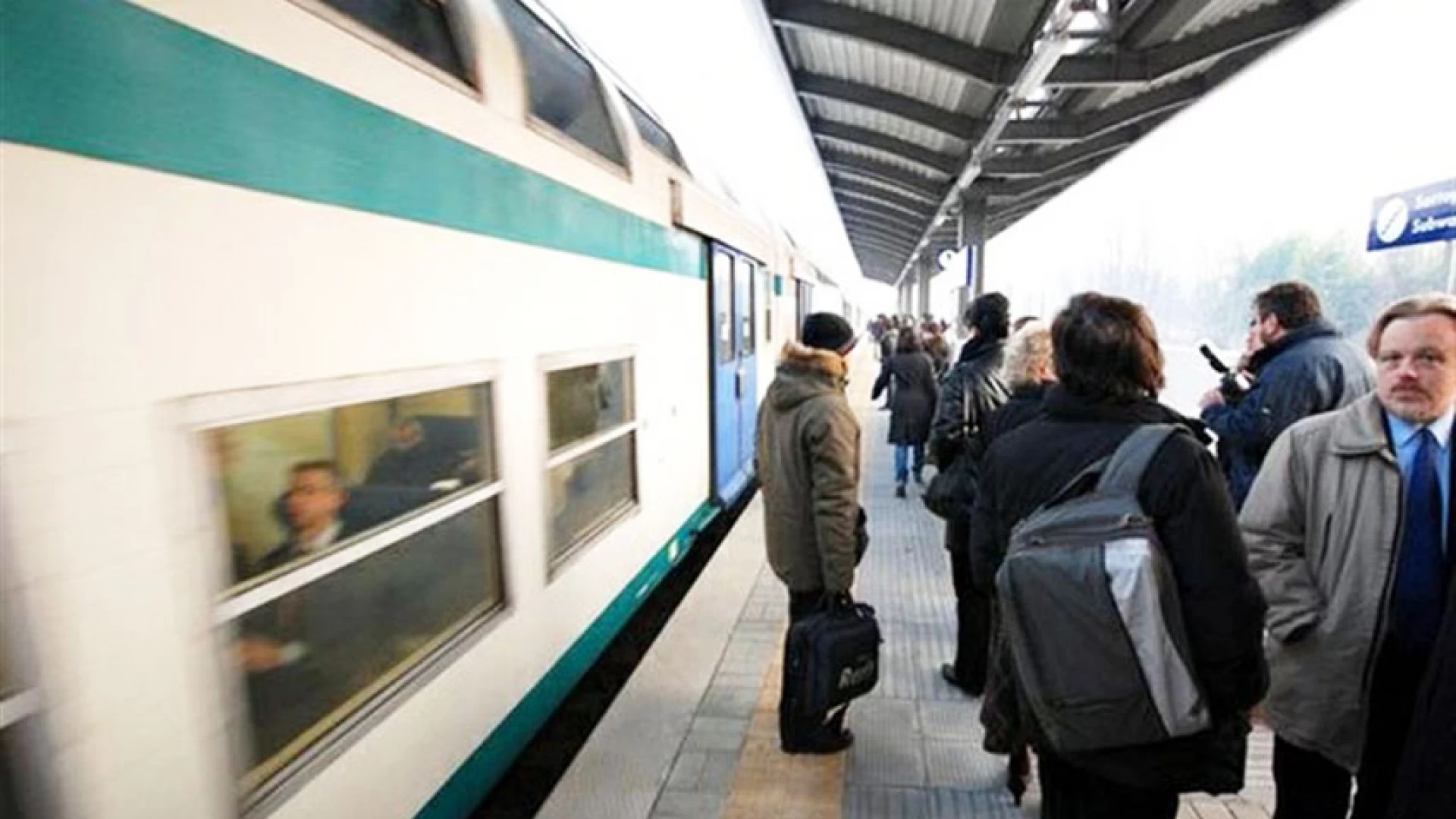 Isernia: pendolari inferociti, il treno Roma – Campobasso si è bloccato all’interno di una galleria all’altezza del capoluogo di provincia.