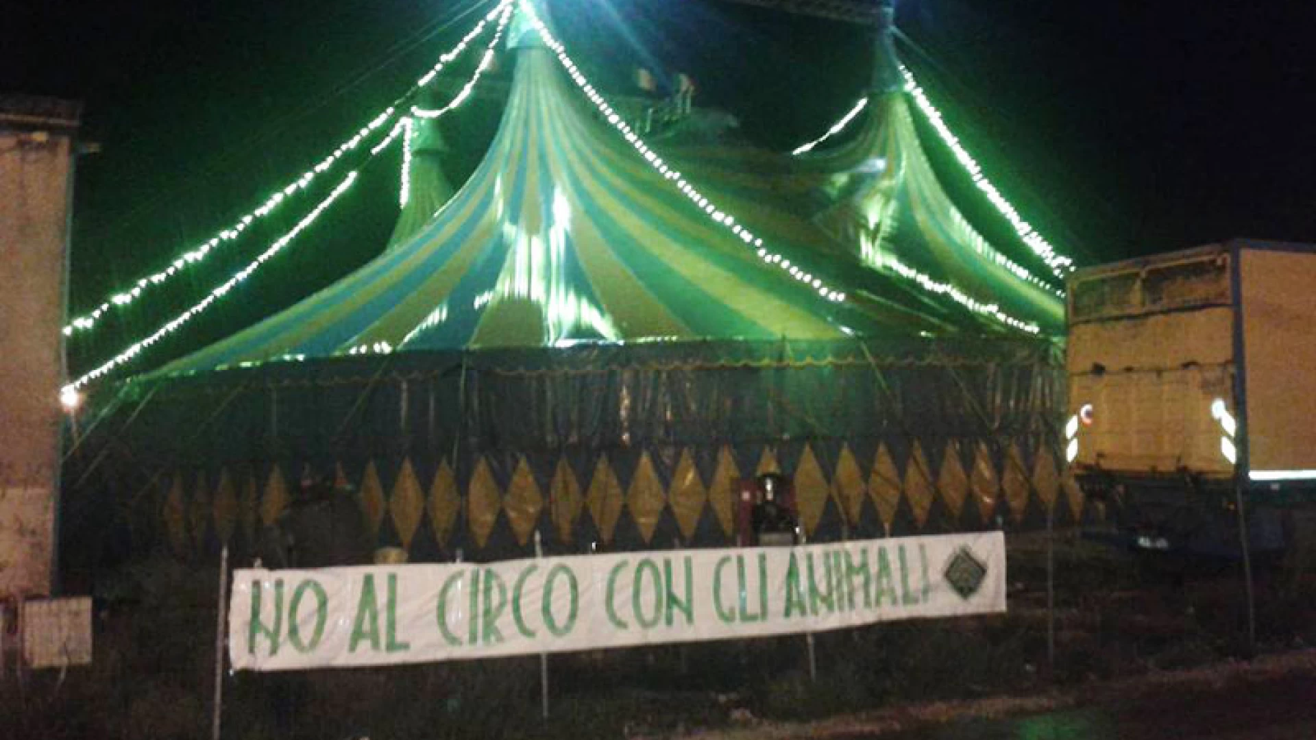 Isernia: la Foresta che Avanza contro il circo fatto con gli animali. Uno striscione di protesta è stato affisso in citta.
