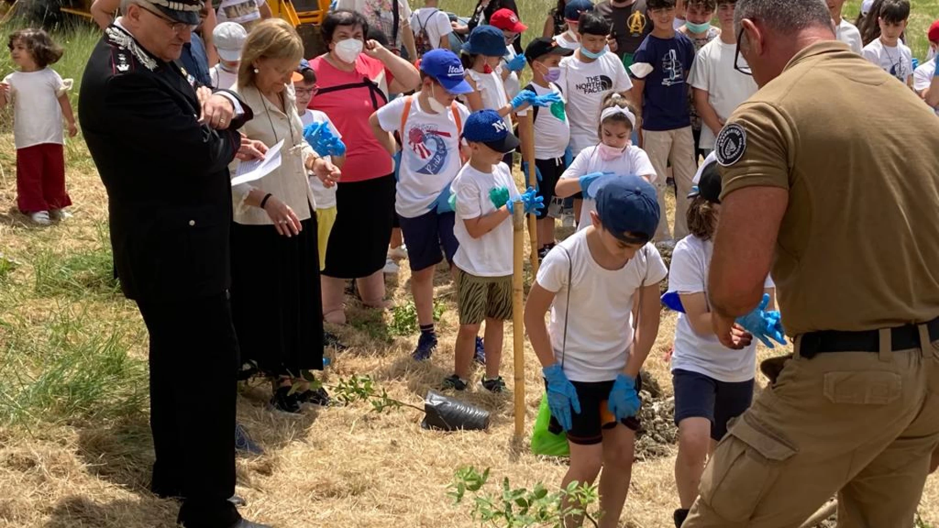 San Giuliano di Puglia: i bambini mettono a dimora piante per ricordare gli "Angeli" scomparsi nel sisma del 2002