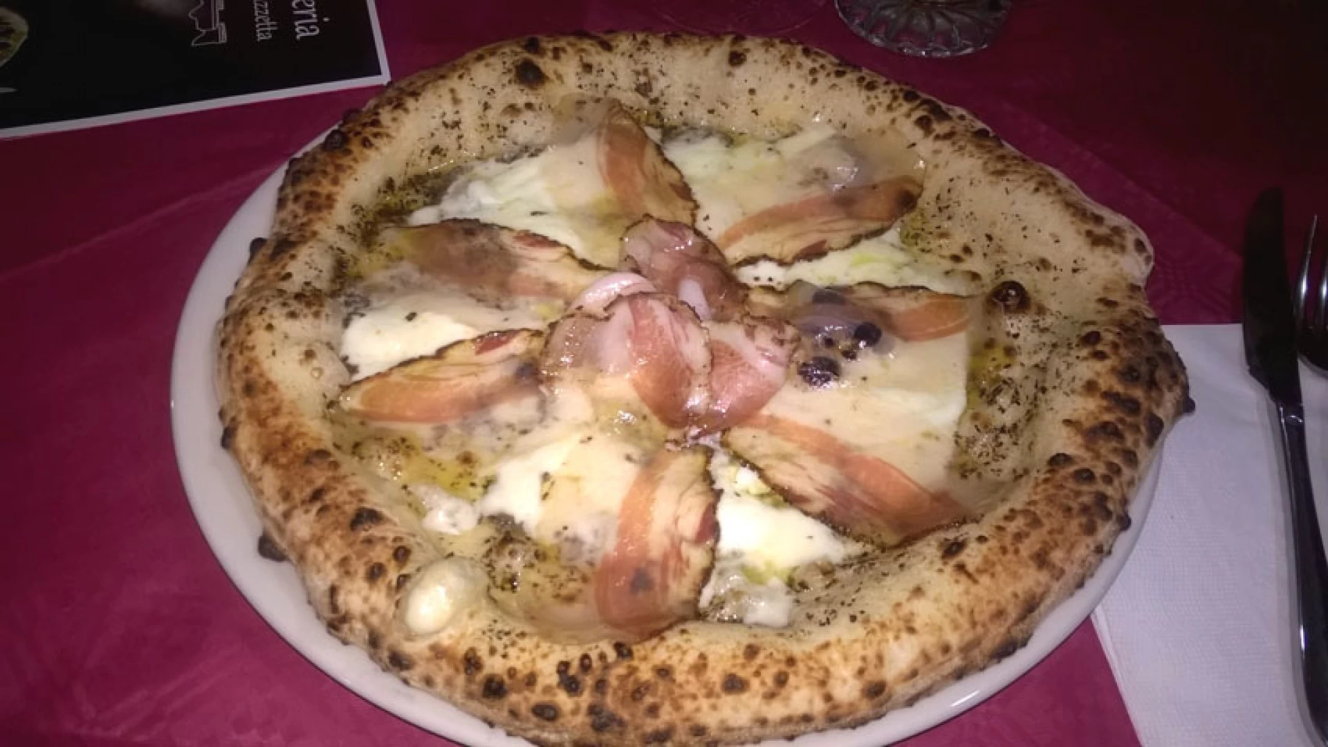 La recensione: pizza con guanciale al brandy, bufala e tartufo. L’invenzione molisana della Pizzeria La Piazzetta da Pasquale.