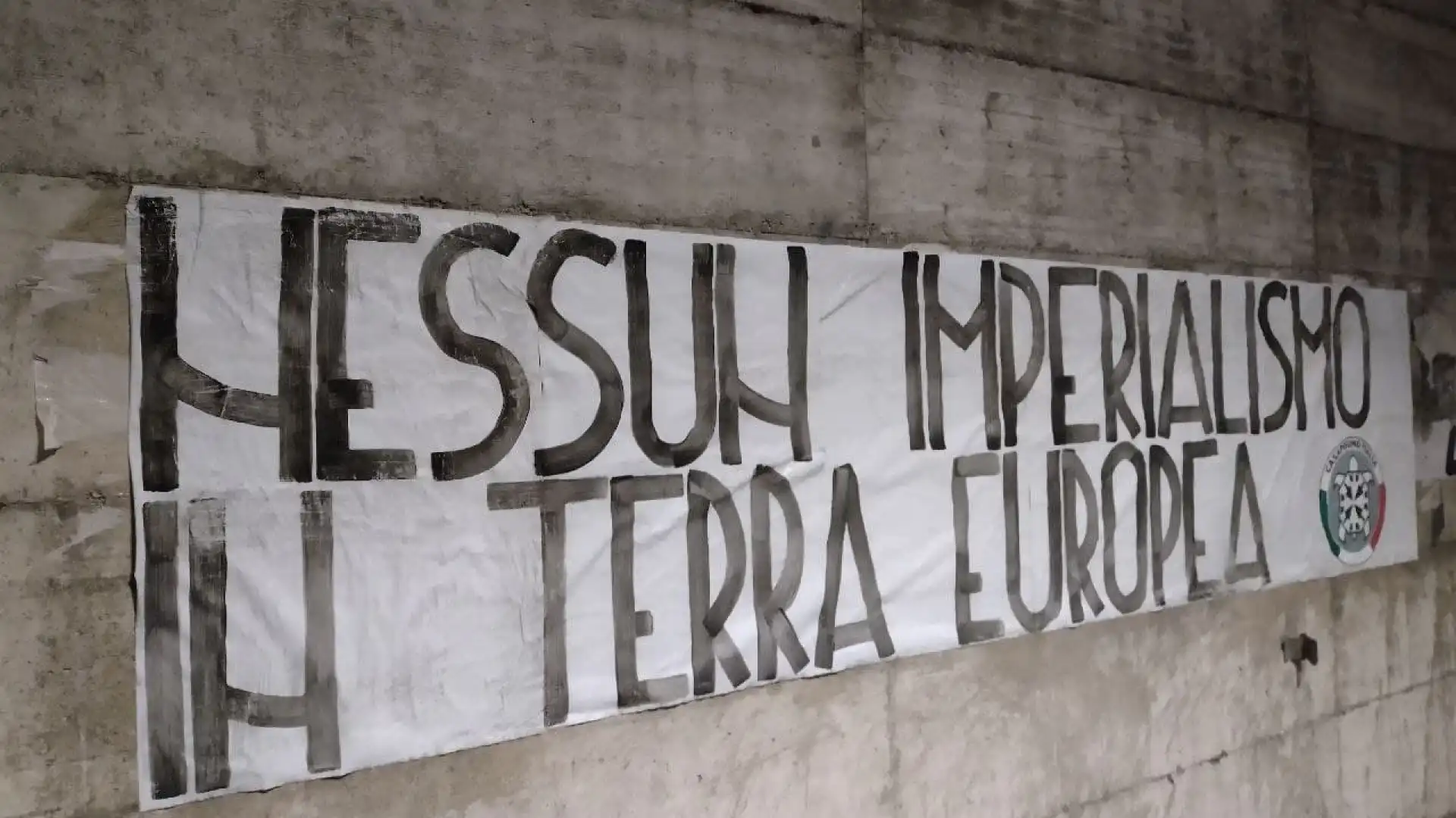 Guerra in Ucraina, striscioni di CasaPound affissi in tutta Italia: “Nessun imperialismo in terra europea”