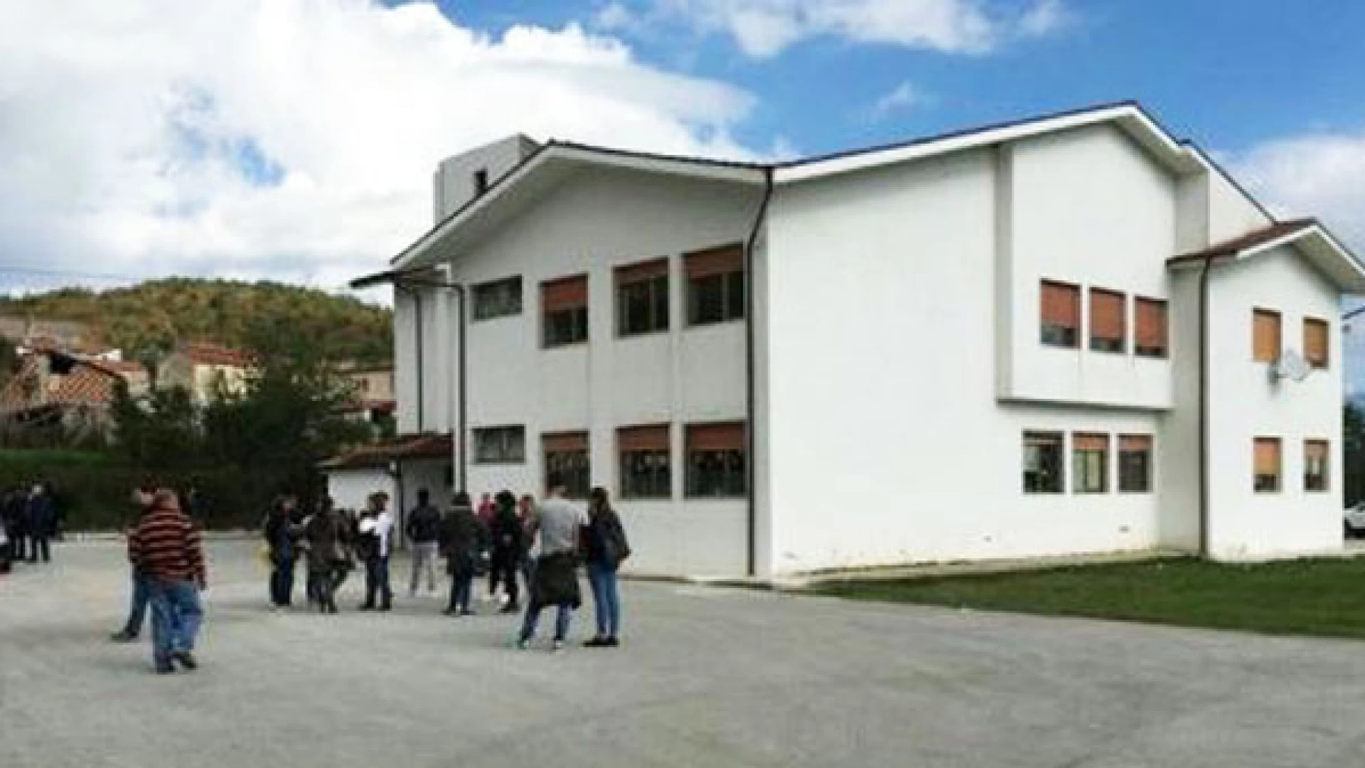 Montaquila. Trasferita la scuola dell’infanzia di Roccaravindola, dure proteste dei genitori che attendevano altre soluzioni.