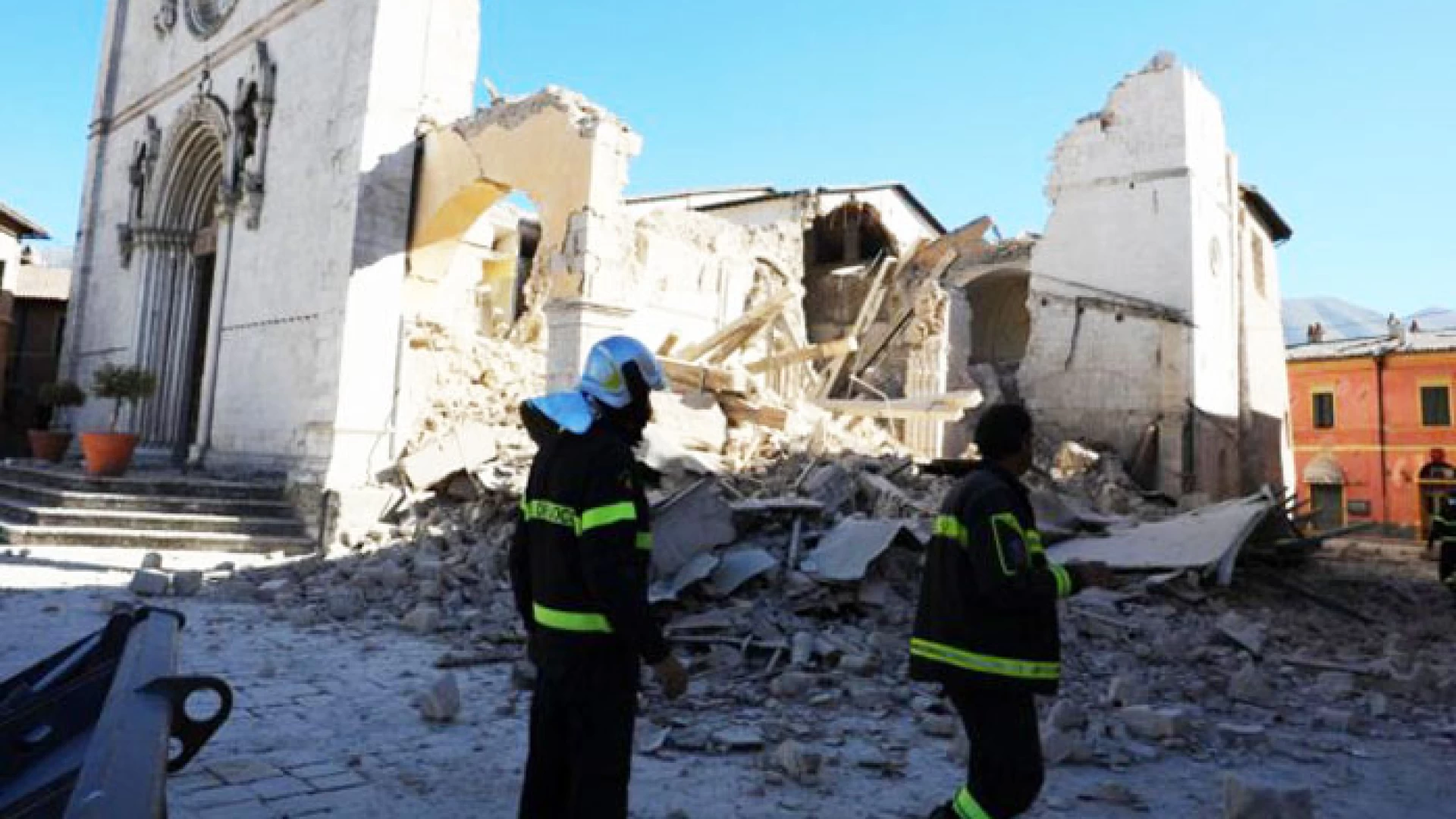 Terremoto del Centro Italia: da Norcia scappano tutti. Una città distrutta ed anche i molisani cercano di tornare in patria.