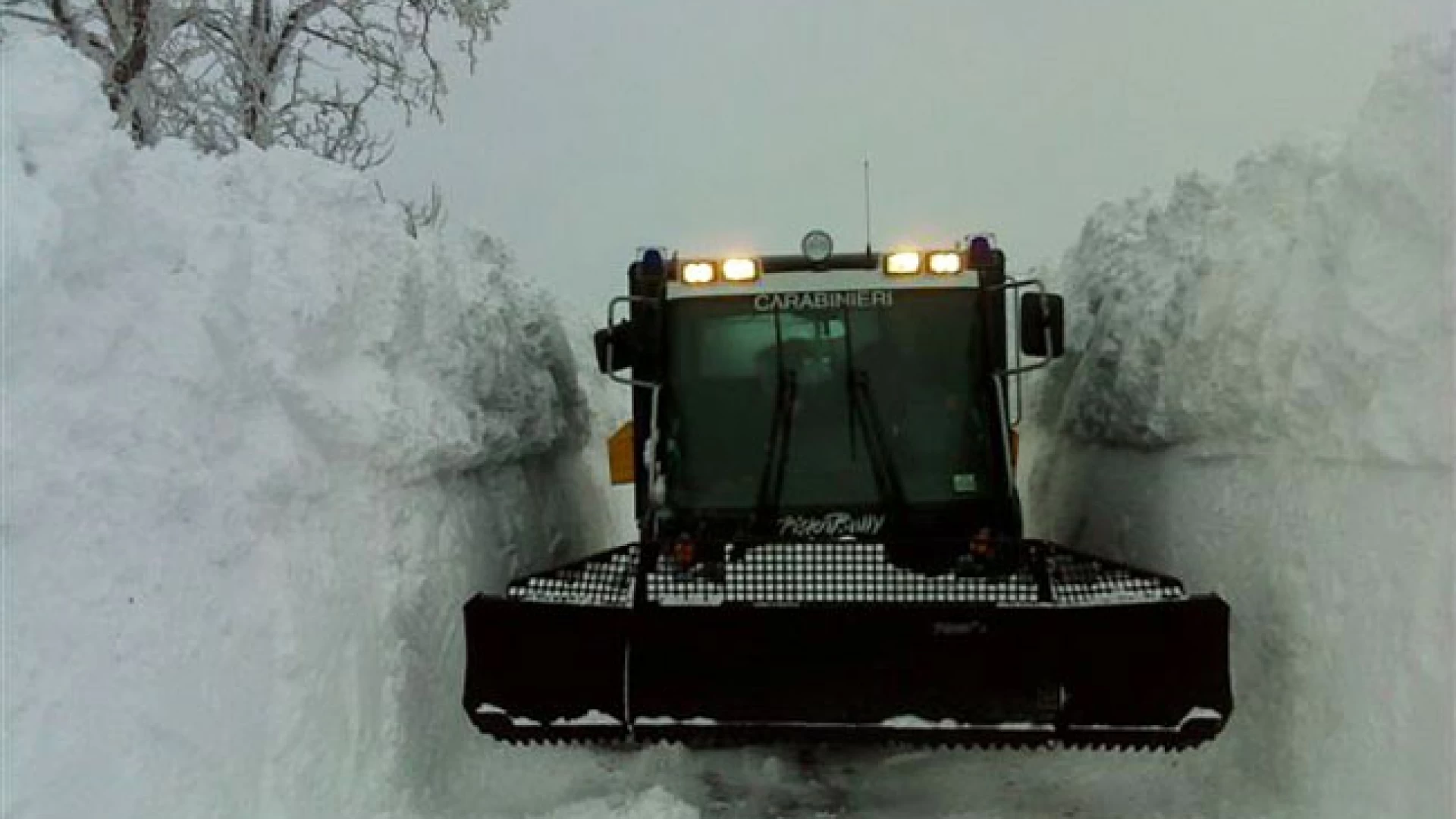 Carabinieri nella Tormenta. Numerose le azioni del Comando Provinciale in occasione dell’emergenza neve. In loro aiuto anche i Forestali.