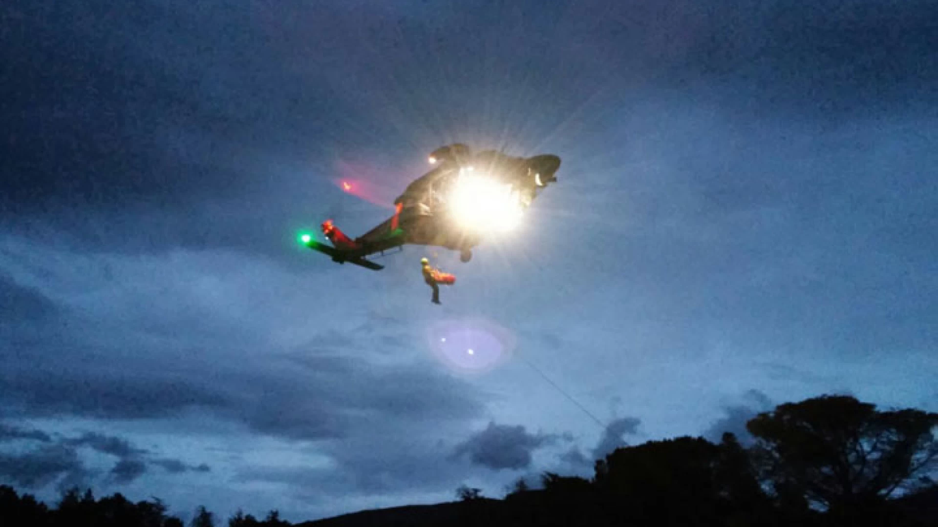 Esercitazione in notturna del Corpo Nazionale Soccorso Alpino e Speleologico con elicotteri del 15° Stormo Pratica di Mare dell’Aeronautica Militare.