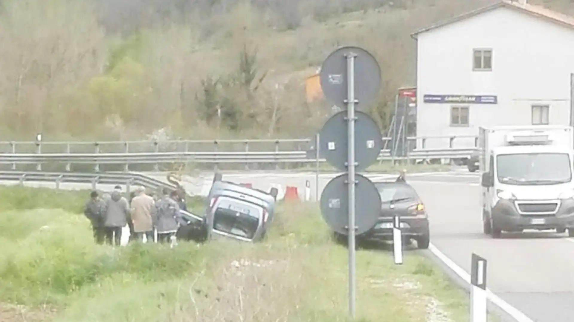 La "curva maledetta" colpisce ancora. Si ribalta una Lancia Musa sulla statale 158 sempre a Colli a Volturno. Lievi ferite per la conducente.