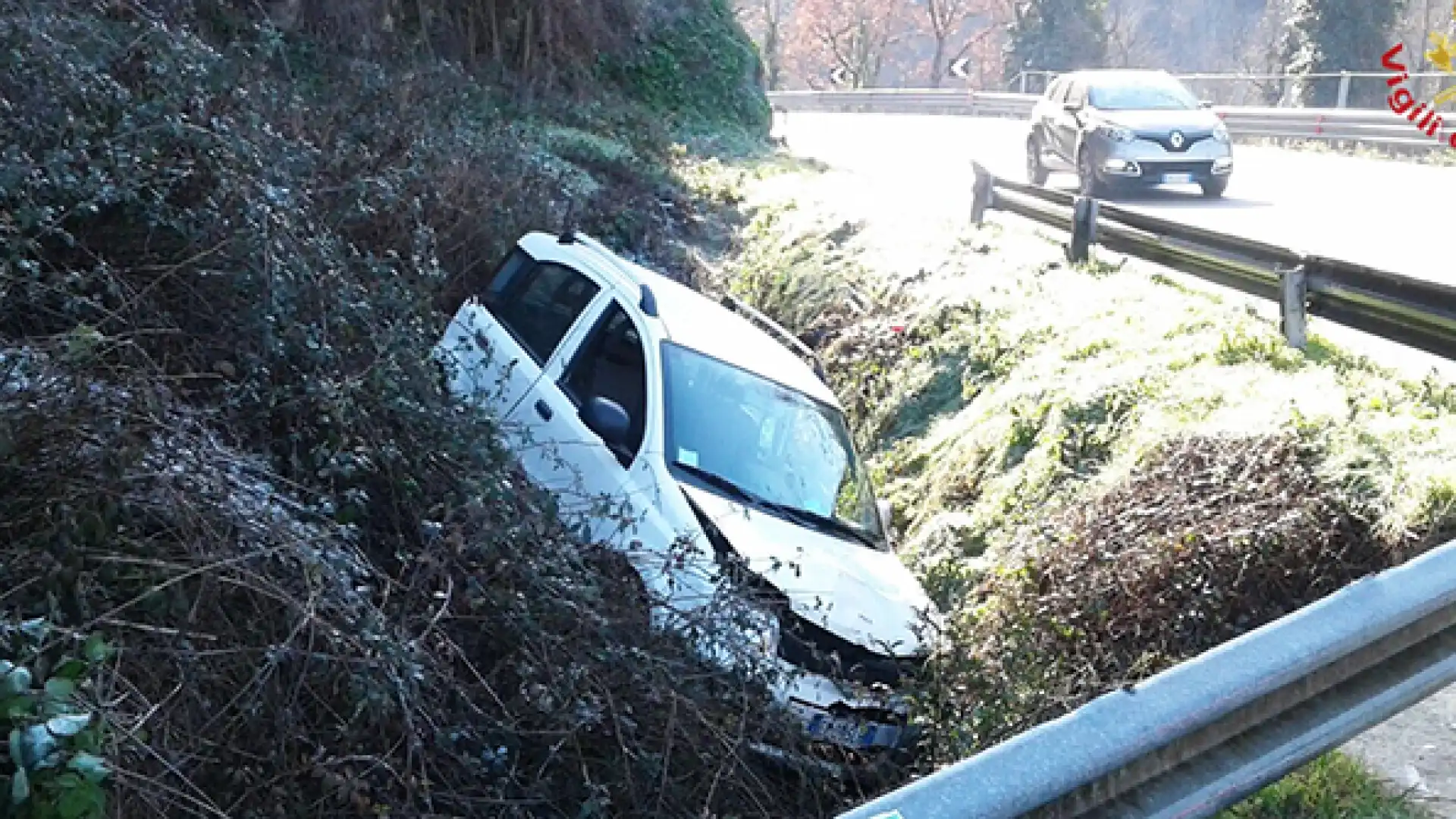 Statale 158: auto esce fuori strada sul territorio di Colli. Violento impatto per il conducente. Il mezzo recuperato dai Vigili del Fuoco di Isernia.