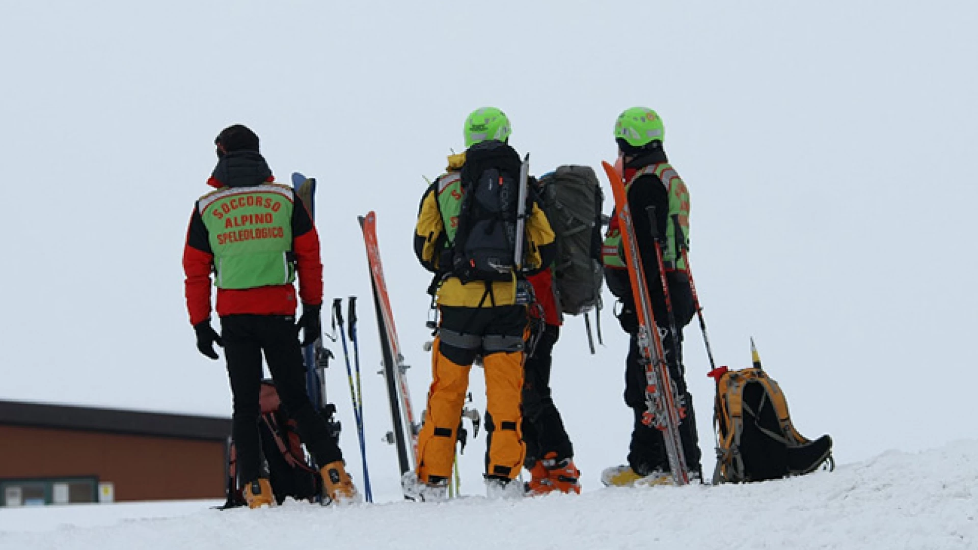 Intervento tecnico sanitario di emergenza a Campitello Matese. Gli uomini del soccorso alpino soccorrono un 39enne infortunatosi ad una spalla.