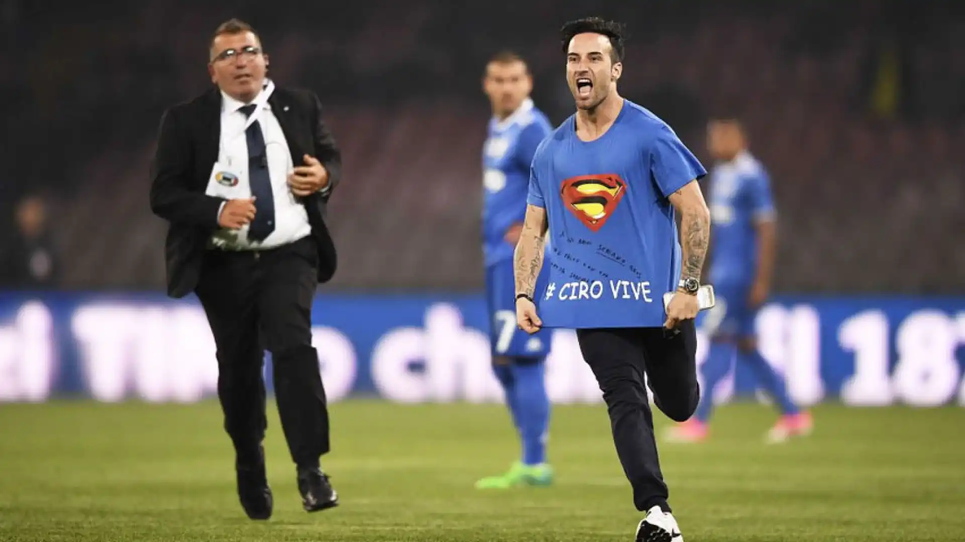 Mario Ferri invade il terreno di gioco del San Paolo durante Napoli - Juventus. "Ho lanciato una sciarpa del Napoli ad Higuain".