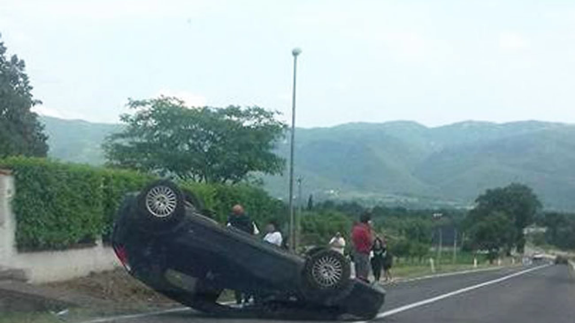 Montaquila: auto si cappotta sulla statale 158. Illeso il conducente. L’incidente avvenuto pochi minuti fa.