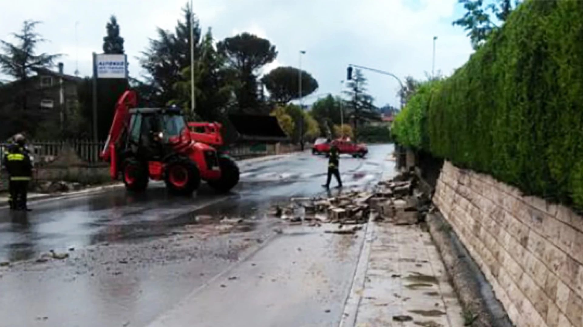 Campobasso: bomba d’acqua in città. Bloccata nel pomeriggio via Sant’Antonio dei Lazzari causa il cedimento di un muretto.