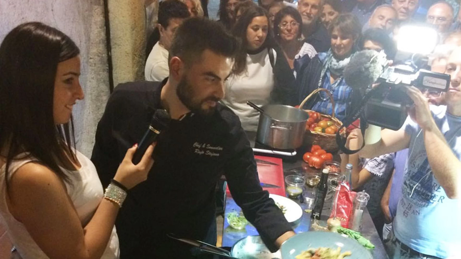 Civitanova del Sannio: chef Rufo esalta il pomodoro locale durante la notte Bianca. Successo per lo show cooking con la partecipazione del campione della Prova del Cuoco.