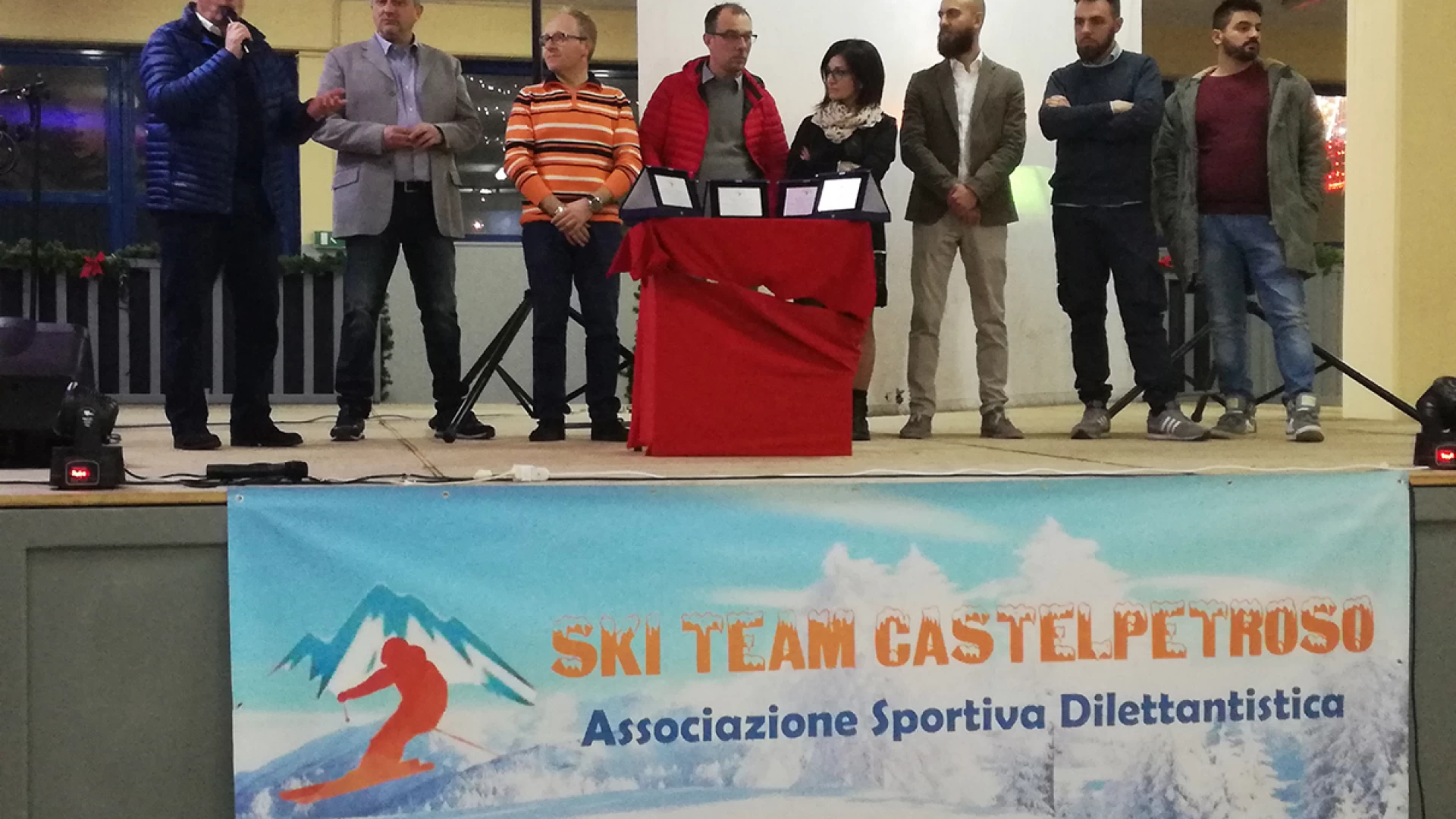 Lo Ski Team Castelpetroso festeggia il suo primo compleanno ed inaugura il castello di Babbo Natale. Un mondo magico per i bambini per tutto il periodo di Natale. Guarda il nostro servizio video.