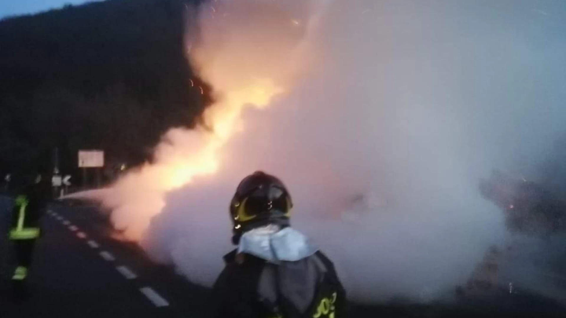 Ceppagna: furgone merci va a fuoco sulla Casilina. Intervenuti i Vigili volontari di Venafro