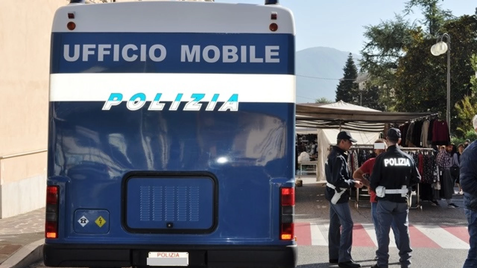 La Polizia di Stato a Venafro con il camper istituzionale.