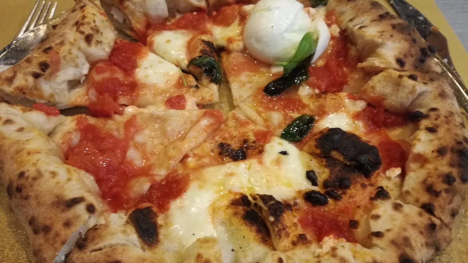 Metti una sera a Cena presso la Pizzeria Napul’è di Isernia. Il locale di Enzo e Domenica inizia a “stregare” i suoi nuovi clienti.