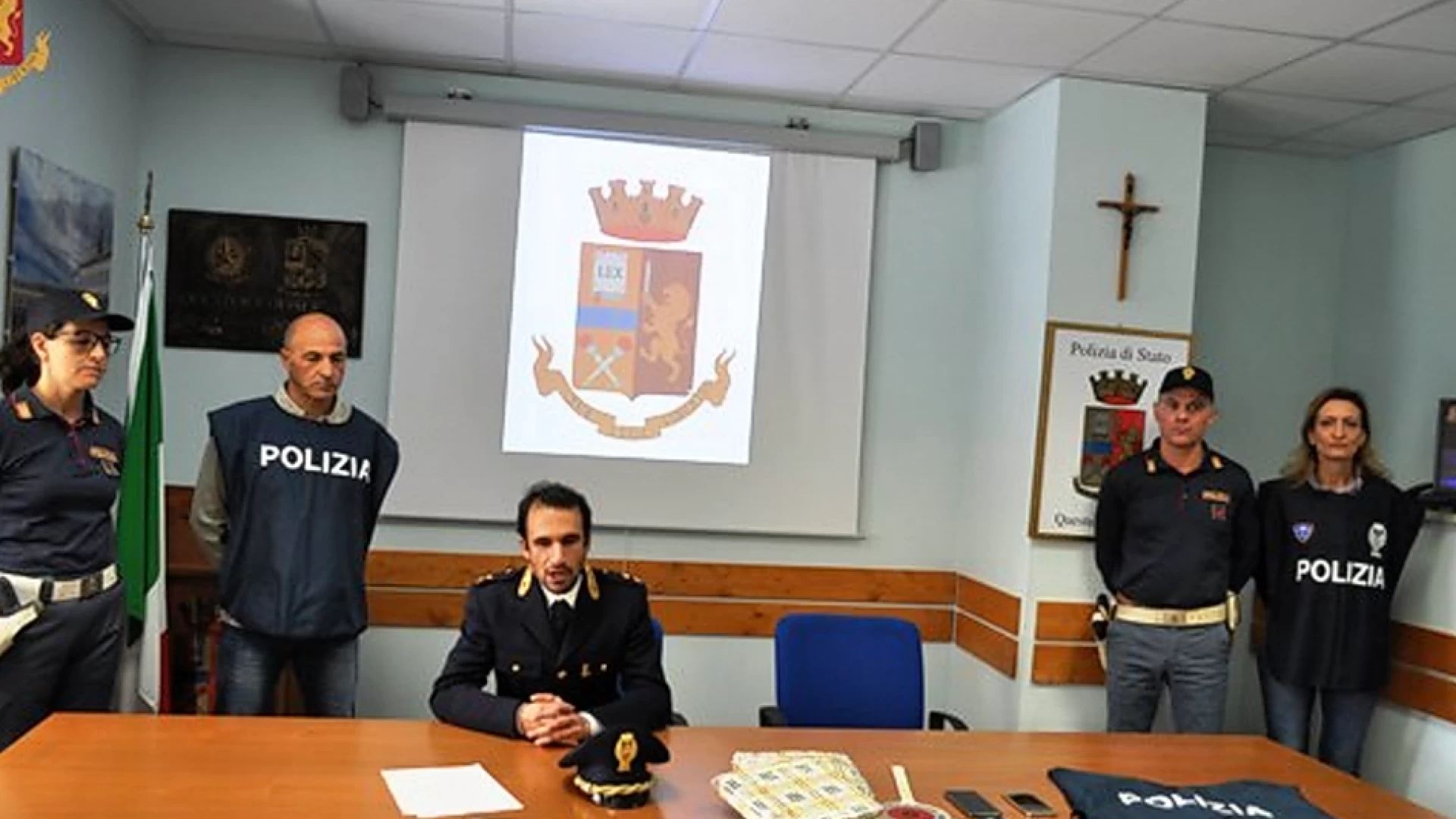 Truffa del pacco la Polizia arresta due persone.