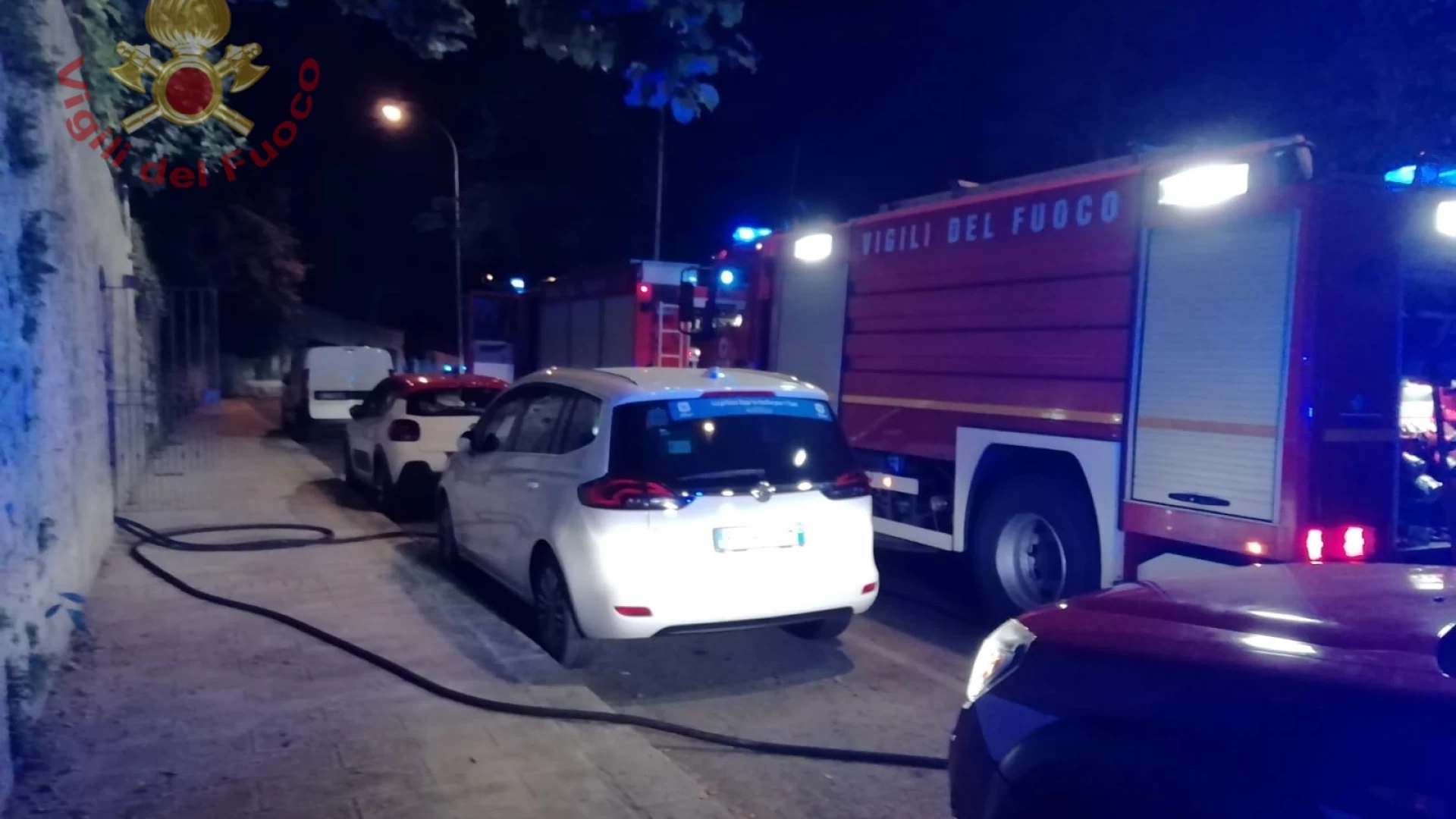 Isernia: i Vigili del Fuoco mettono in salvo una signora anziana nel centro storico dopo l’incendio della sua abitazione.