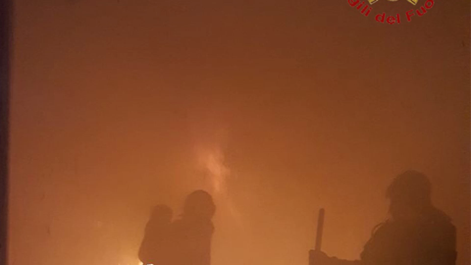 Pozzilli: fiamme nella notte al centro sportivo di Via Olivetone precedute da una forte esplosione. Indagini in corso