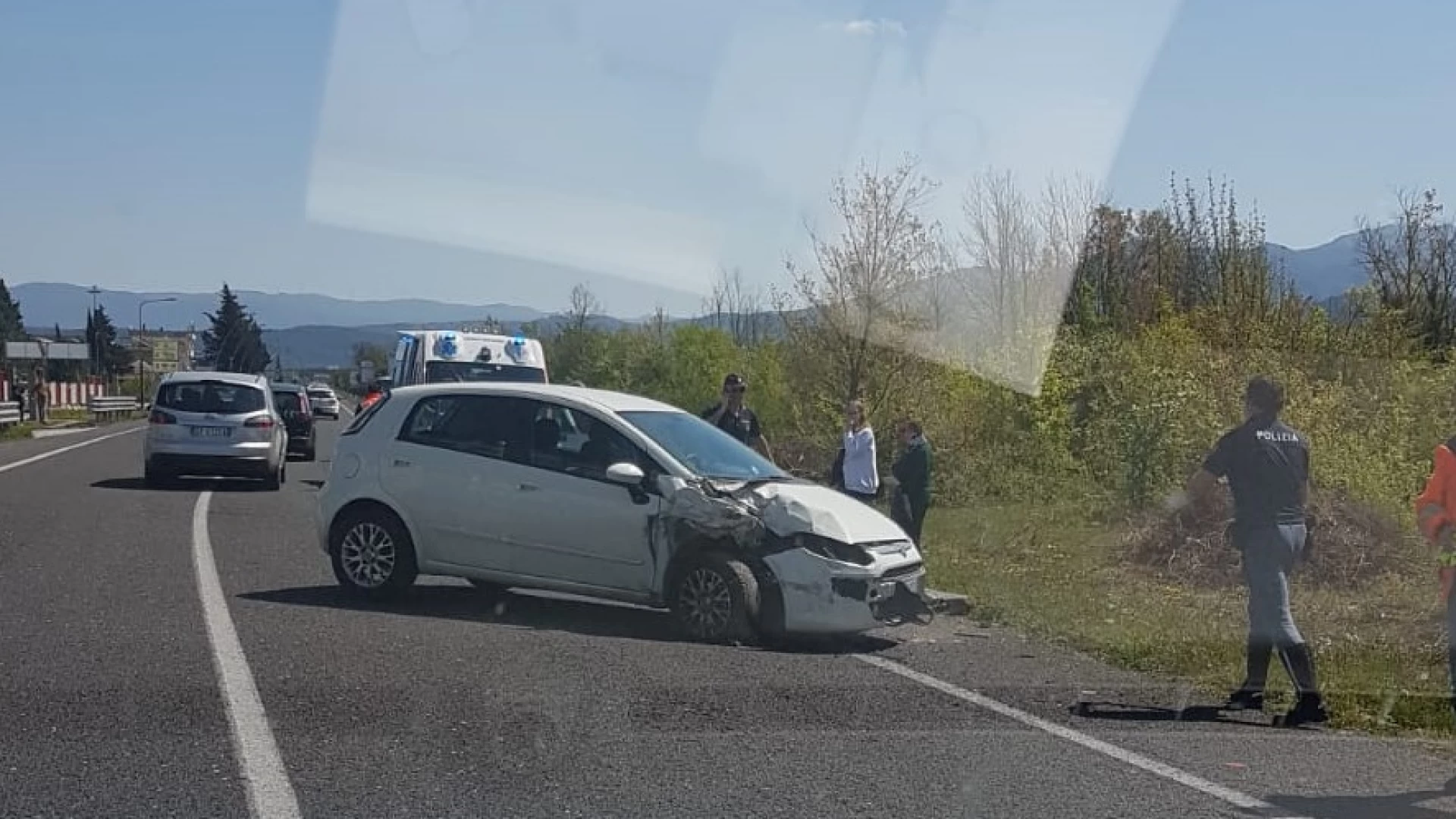 Statale 85 Venafrana: incidente nei pressi di Macchia d’Isernia. Coinvolti diversi veicoli.